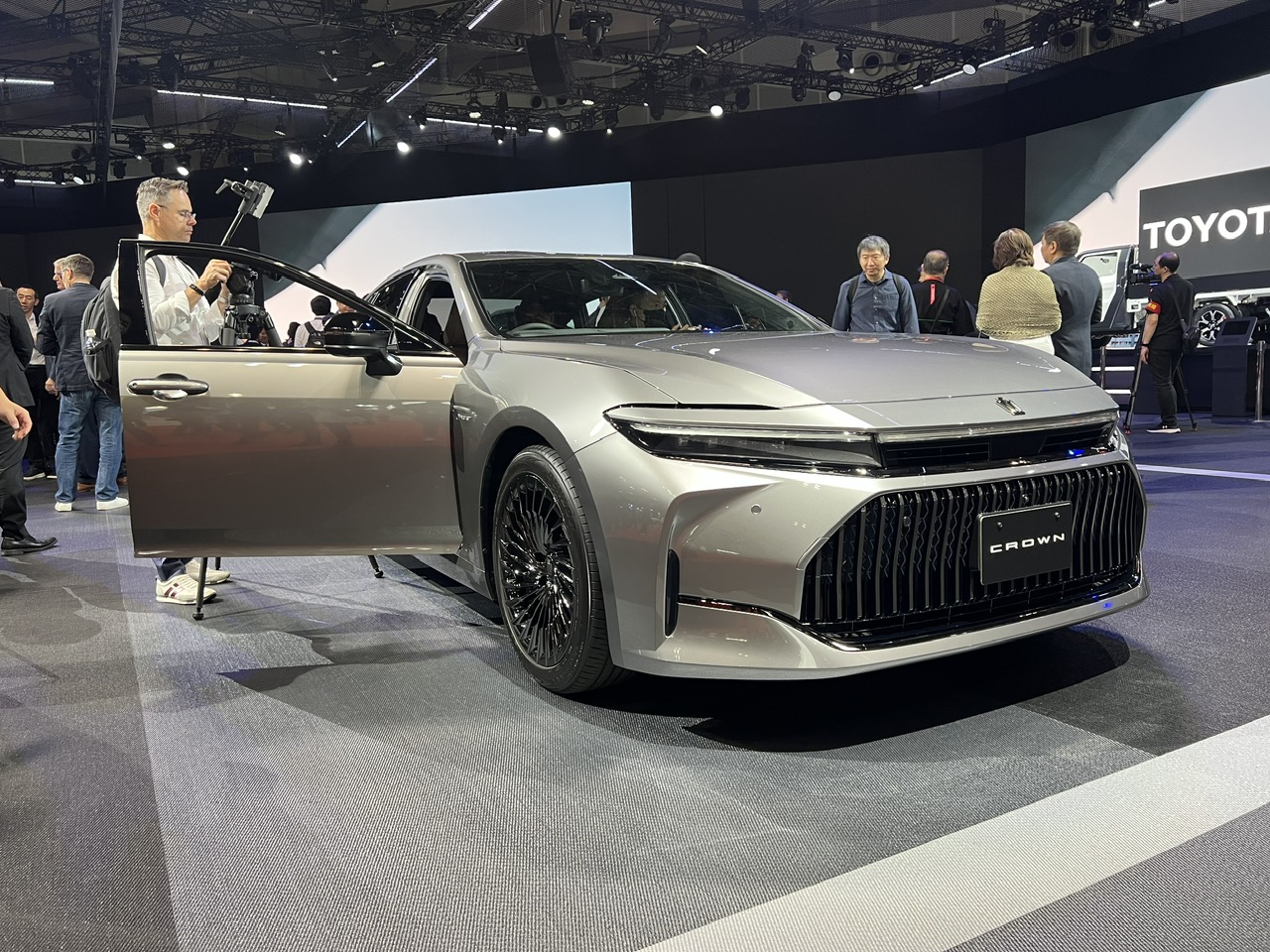 Toyota Crown 2024 a sedan for a modern 'president' TNews