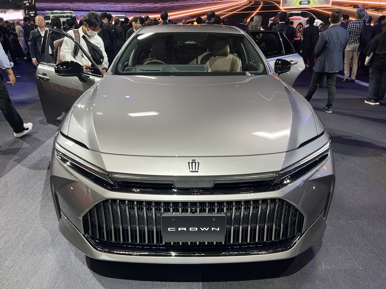 Tận mục Toyota Crown 2024 - sedan đáng mơ ước - Ảnh 2. Tận mục Toyota Crown 2024 - sedan đáng mơ ước - Ảnh 2.