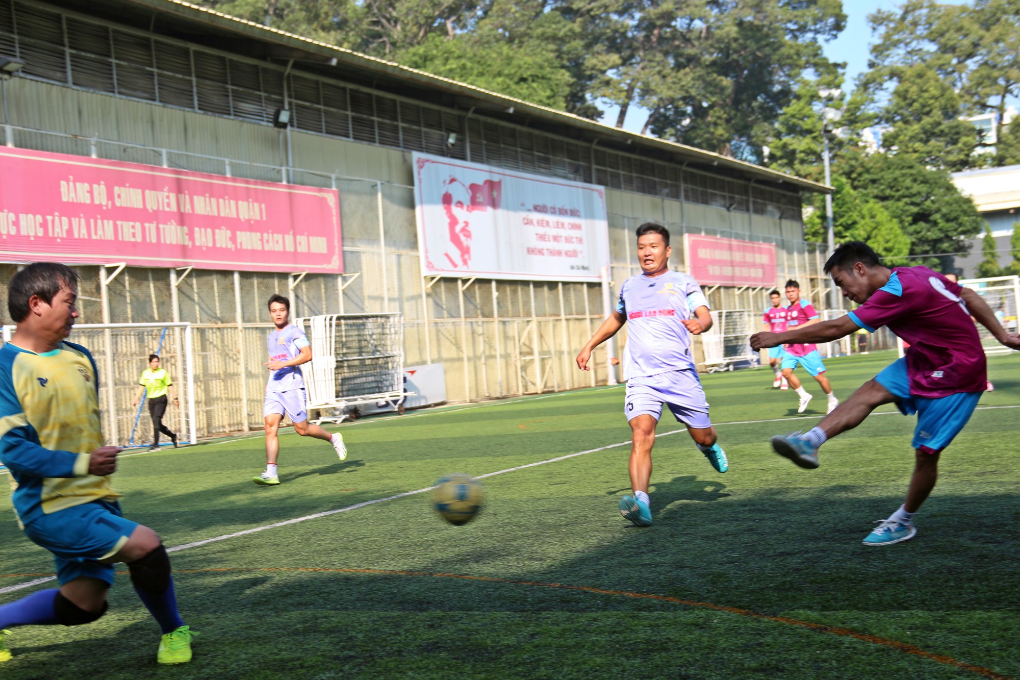 Đội bóng Báo Thanh Niên thi đấu trong ngày hội thao 28.10