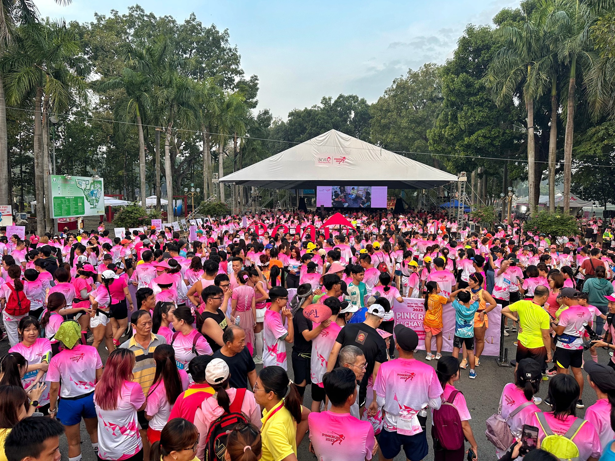 Sáng nay, 5.000 người ở TP.HCM rực rỡ áo hồng chạy tiếp sức bệnh nhân ung thư  - Ảnh 1.