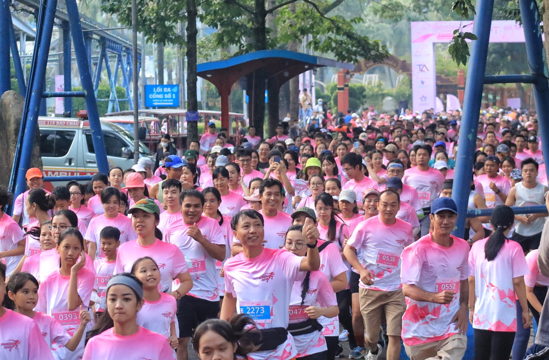 Sáng nay, 5.000 người ở TP.HCM rực rỡ áo hồng chạy tiếp sức bệnh nhân ung thư  - Ảnh 6.