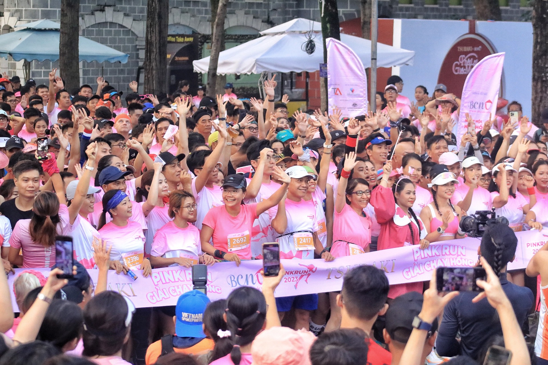 Sáng nay, 5.000 người ở TP.HCM rực rỡ áo hồng chạy tiếp sức bệnh nhân ung thư  - Ảnh 4.