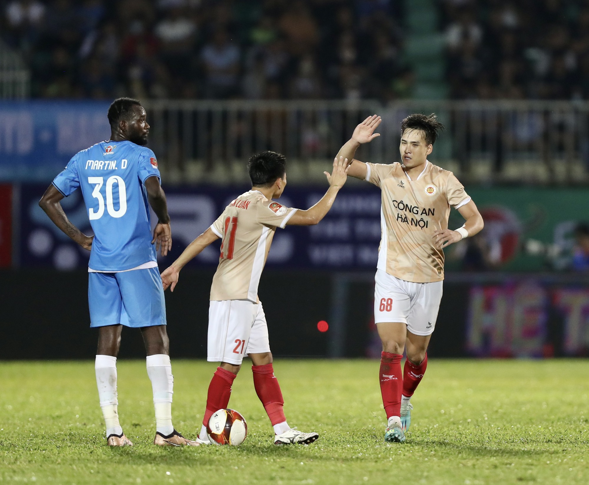 Việt Anh có bàn thắng đầu tiên cho đội bóng mới CAHN