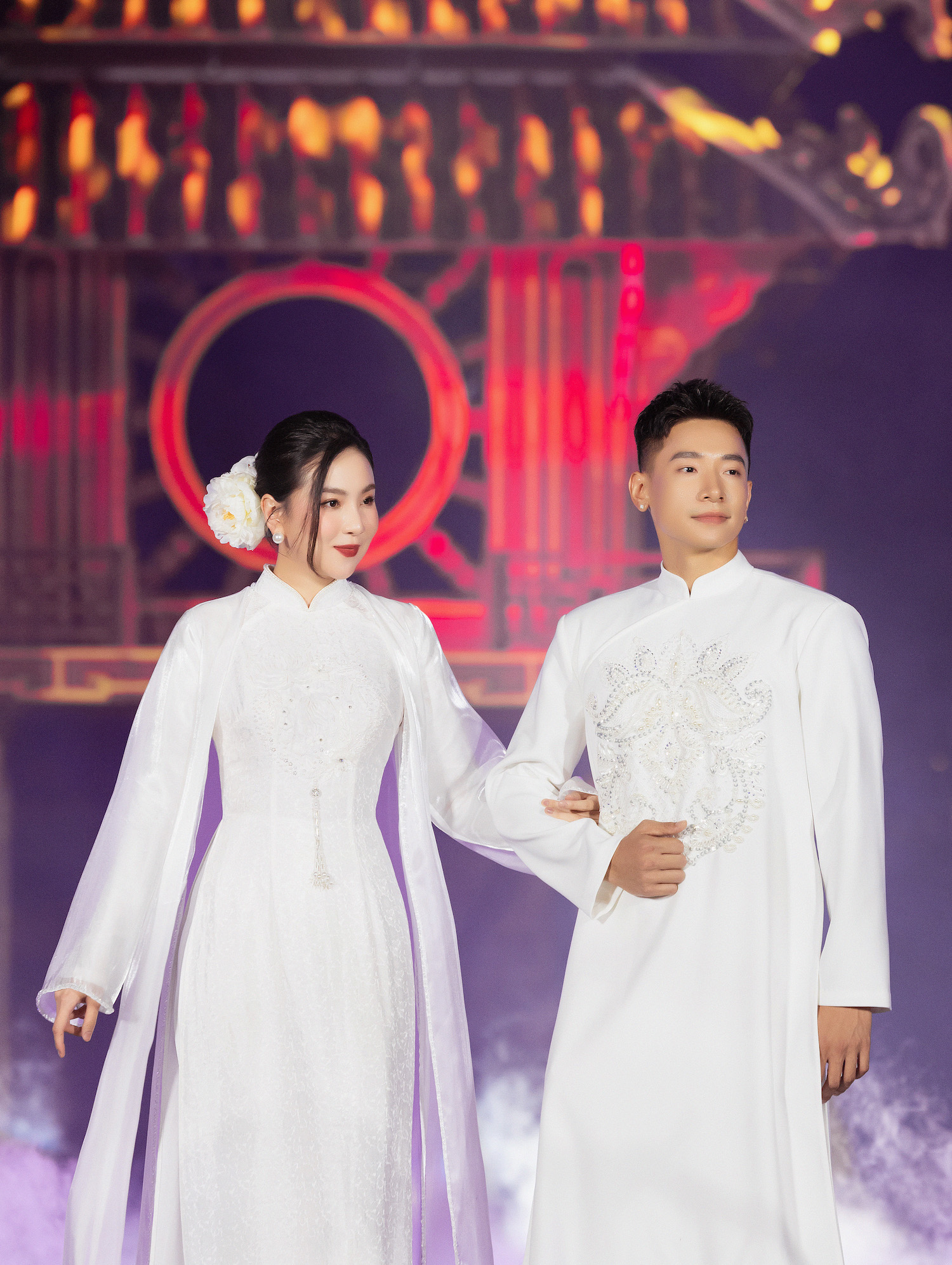 Hồng Diễm, Quỳnh Nga đọ sắc trên sàn diễn thời trang - Ảnh 5. Hồng Diễm, Quỳnh Nga đọ sắc trên sàn diễn thời trang - Ảnh 5.