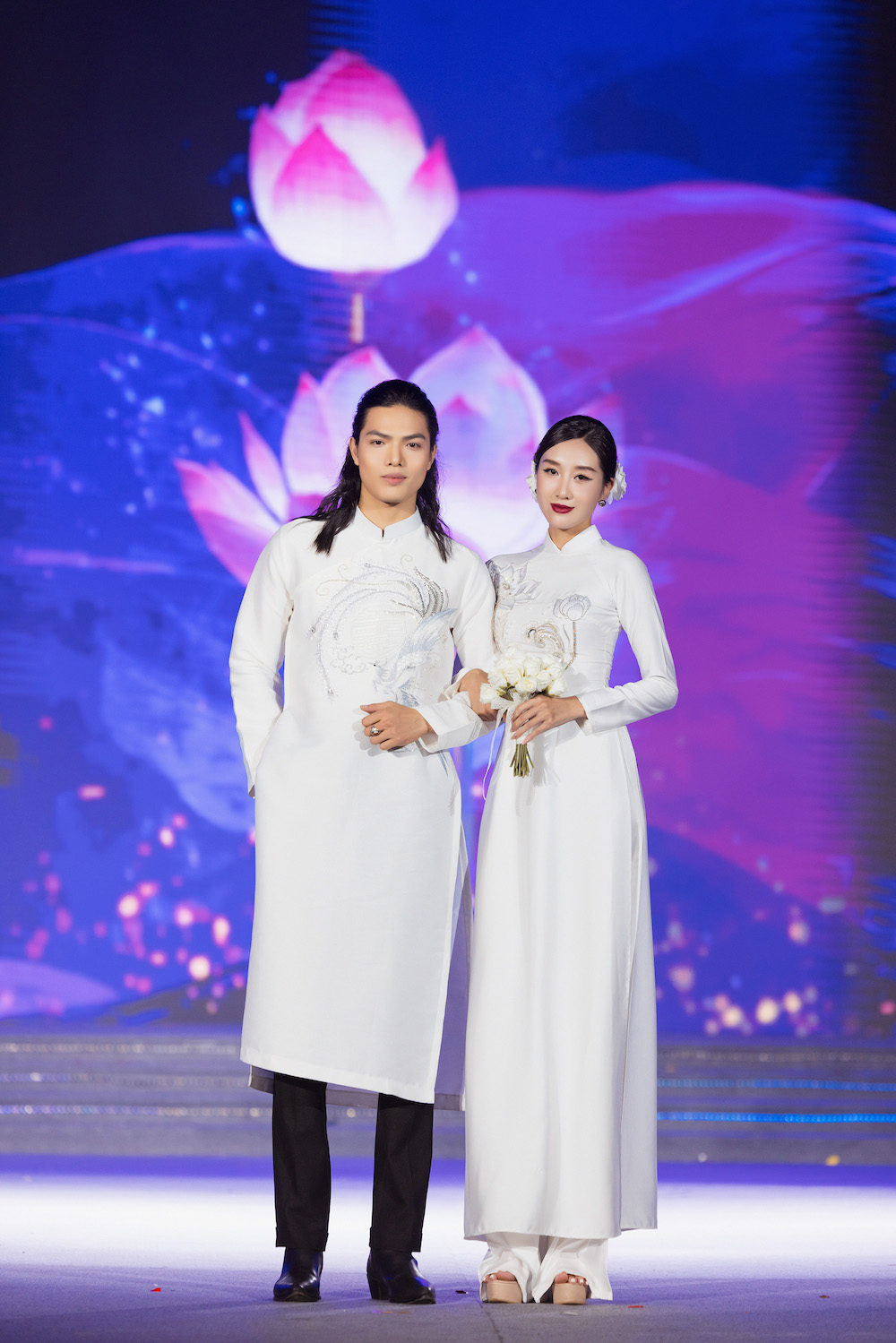 Hồng Diễm, Quỳnh Nga đọ sắc trên sàn diễn thời trang - Ảnh 6. Hồng Diễm, Quỳnh Nga đọ sắc trên sàn diễn thời trang - Ảnh 6.