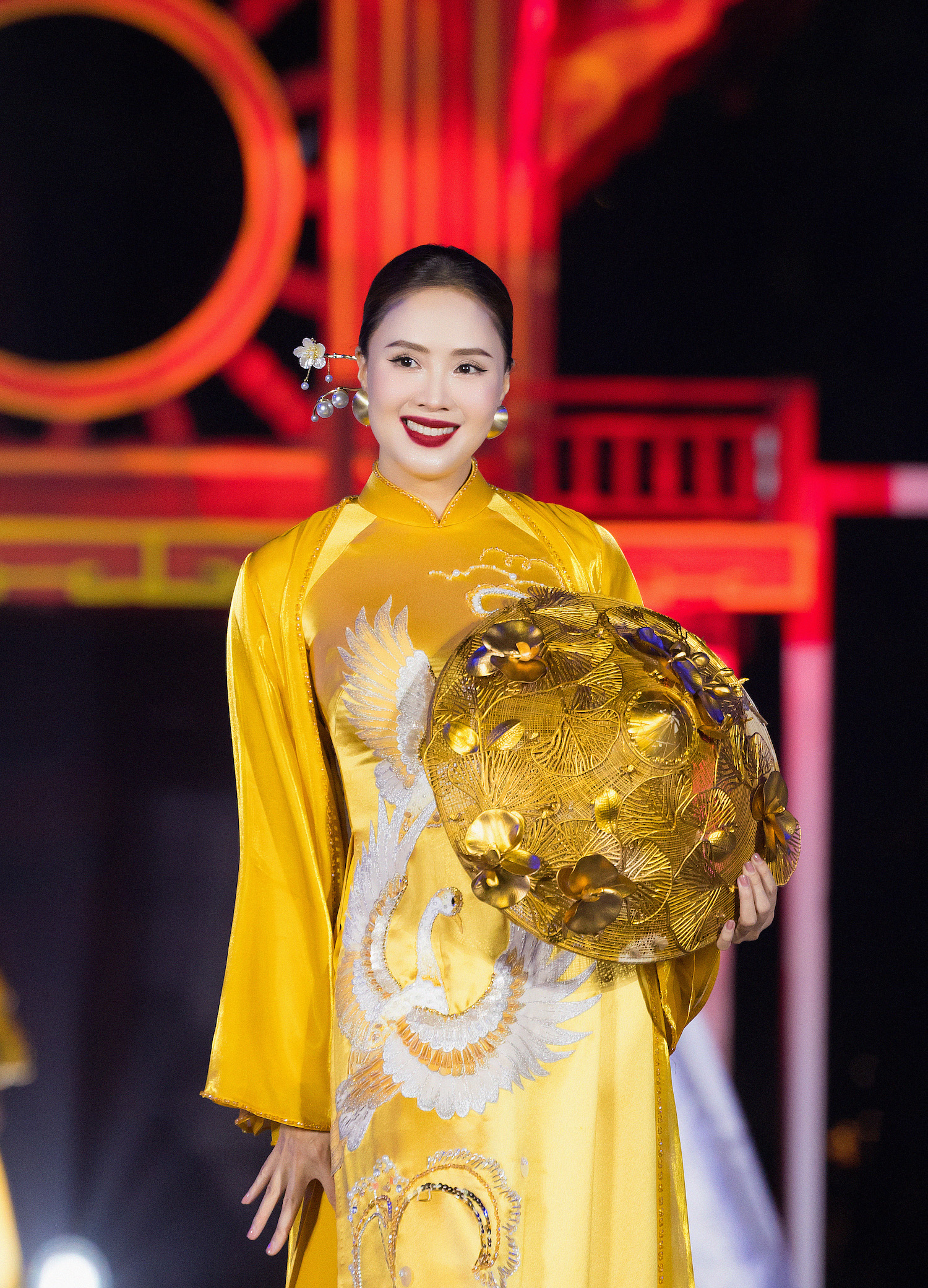 Hồng Diễm, Quỳnh Nga đọ sắc trên sàn diễn thời trang - Ảnh 1. Hồng Diễm,ồngDiễmQuỳnhNgađọsắctrênsàndiễnthờ<strong>tỷ lệ cược c1</strong> Quỳnh Nga đọ sắc trên sàn diễn thời trang - Ảnh 1.