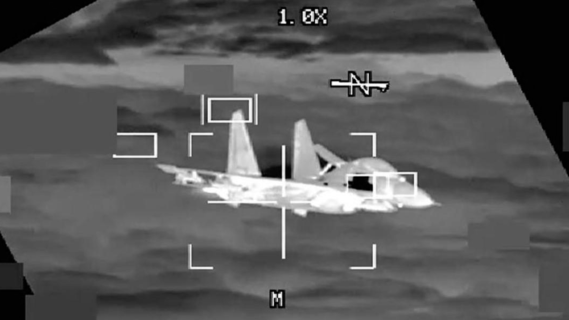 Tiêm kích Trung Quốc suýt va chạm máy bay ném bom B-52 của Mỹ trên Biển Đông - Ảnh 1.