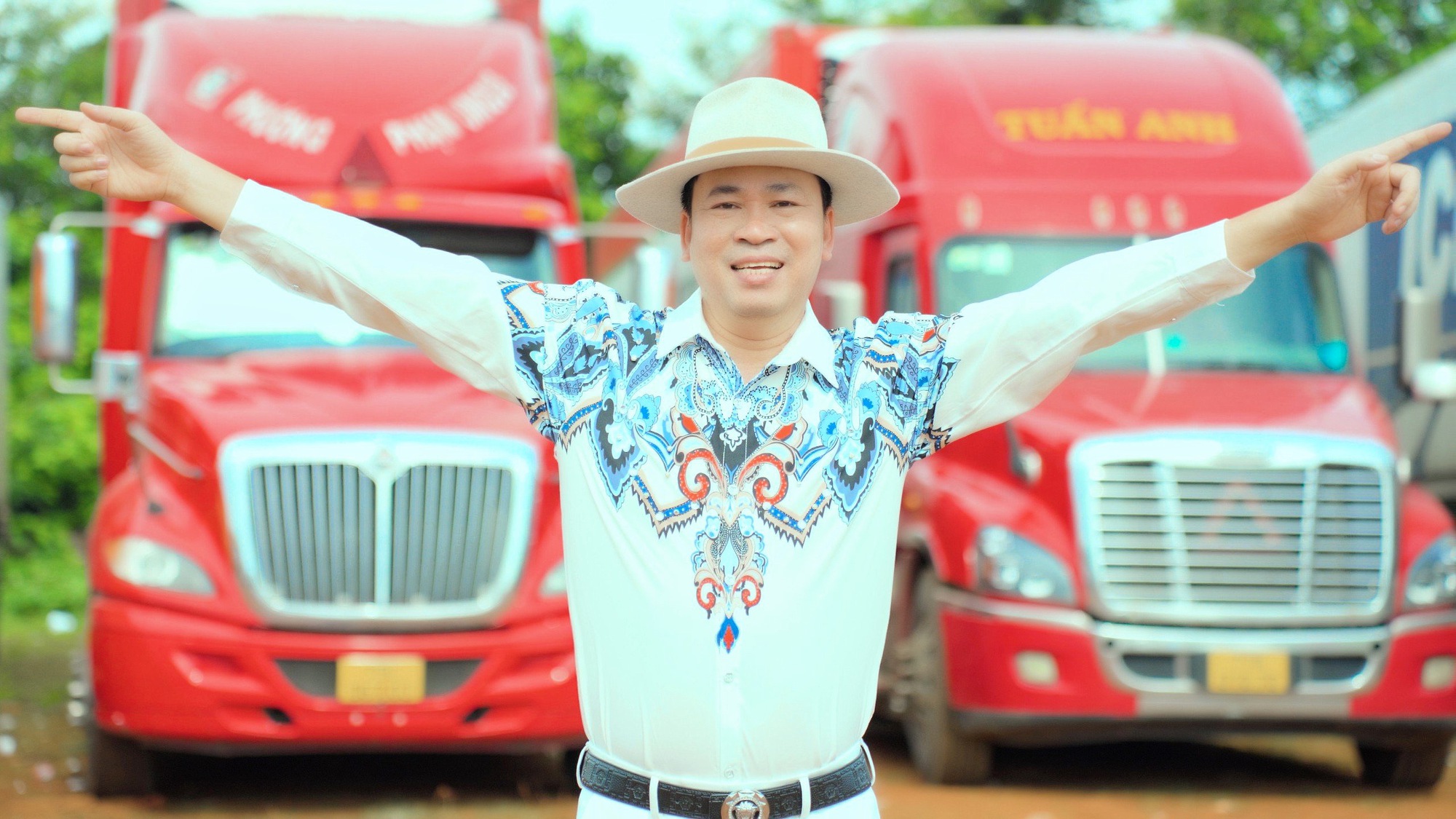 Who is the famous male singer who rented 39 containers of durian to film the MV? - Photo 2.