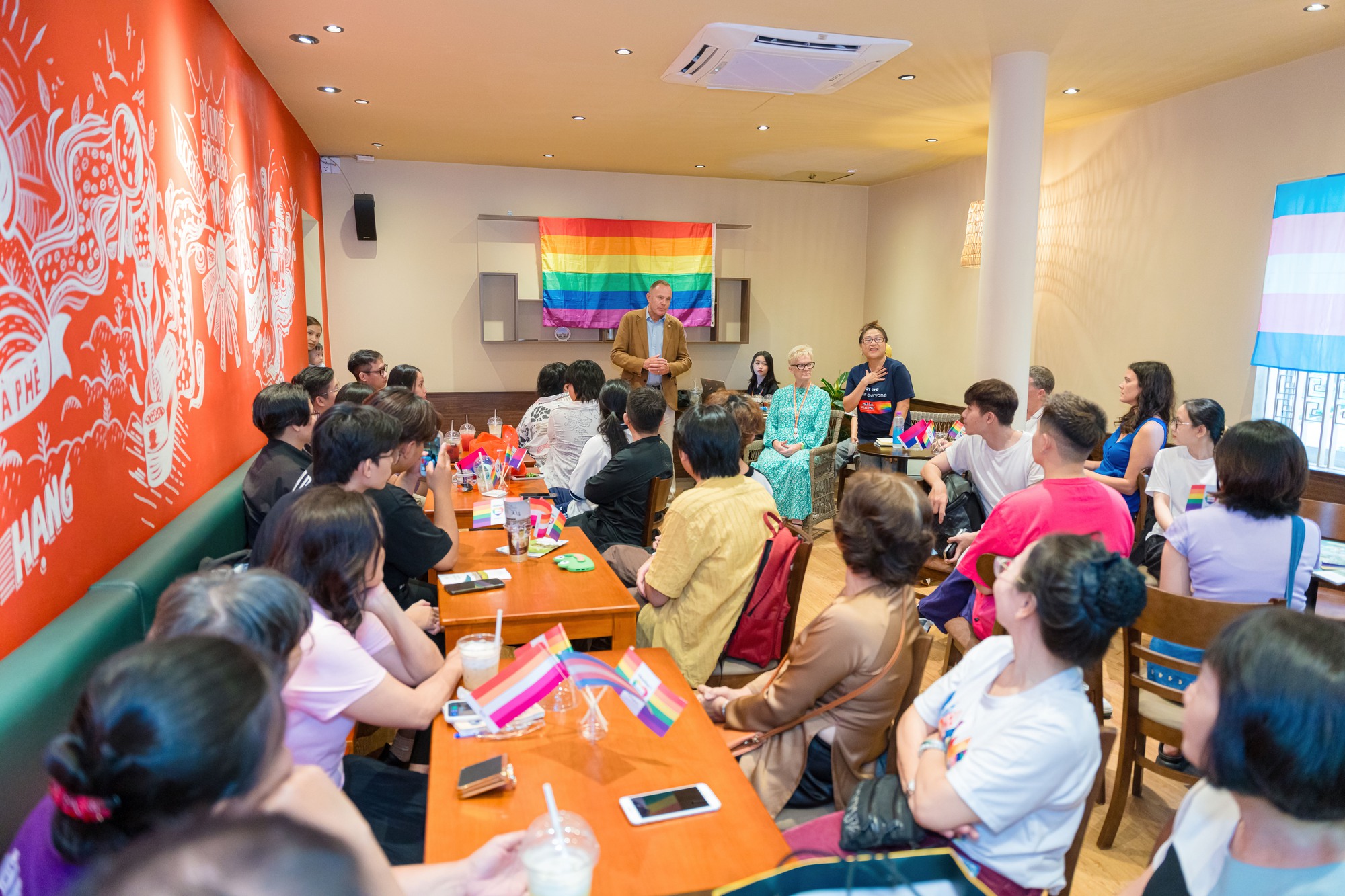 ‘Khi biết con mình thuộc cộng đồng LGBT, tôi đã đuổi con ra khỏi nhà’ - Ảnh 1.