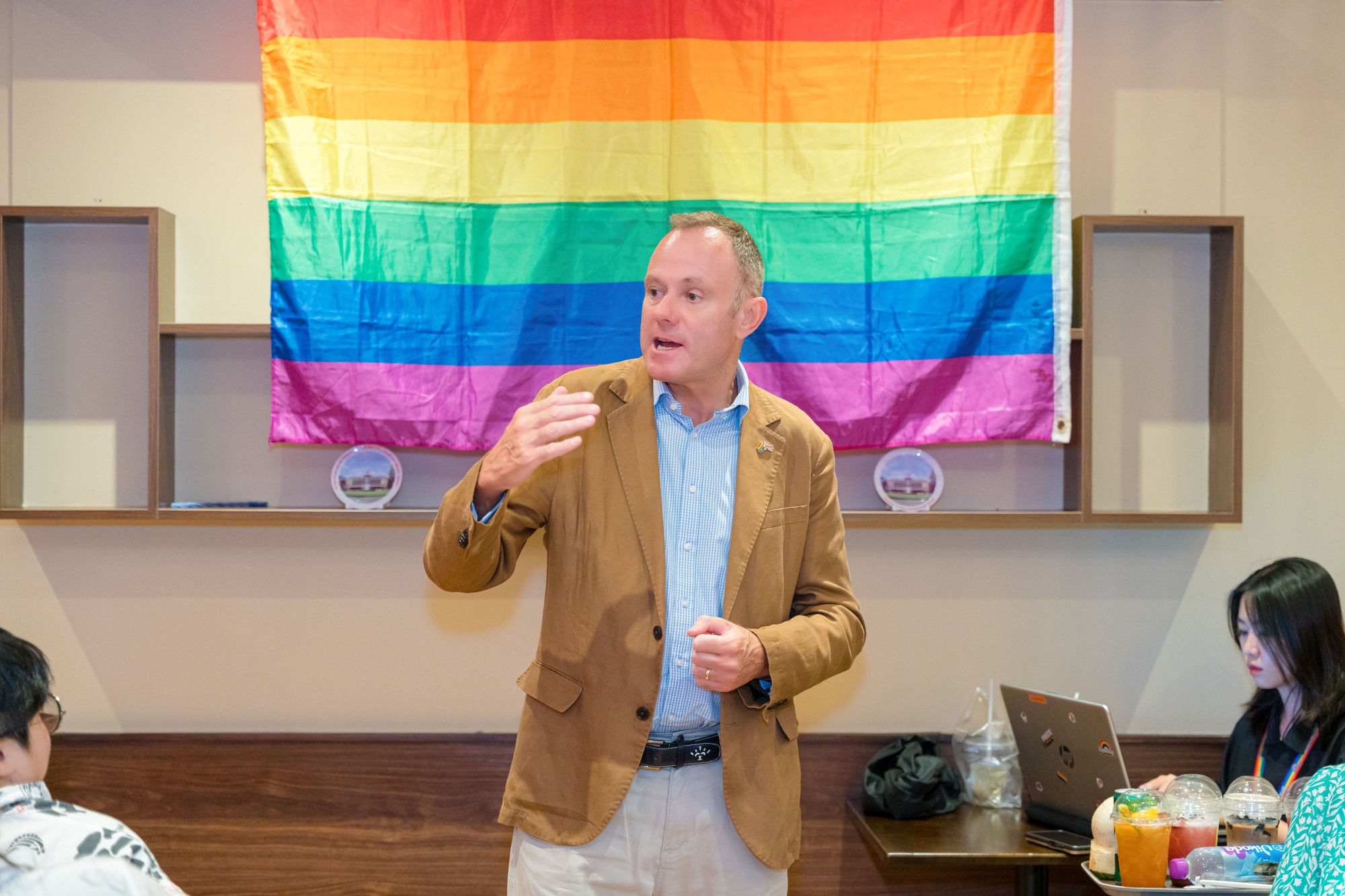 ‘Khi biết con mình thuộc cộng đồng LGBT, tôi đã đuổi con ra khỏi nhà’ - Ảnh 4. ‘Khi biết con mình thuộc cộng đồng LGBT, tôi đã đuổi con ra khỏi nhà’ - Ảnh 4.