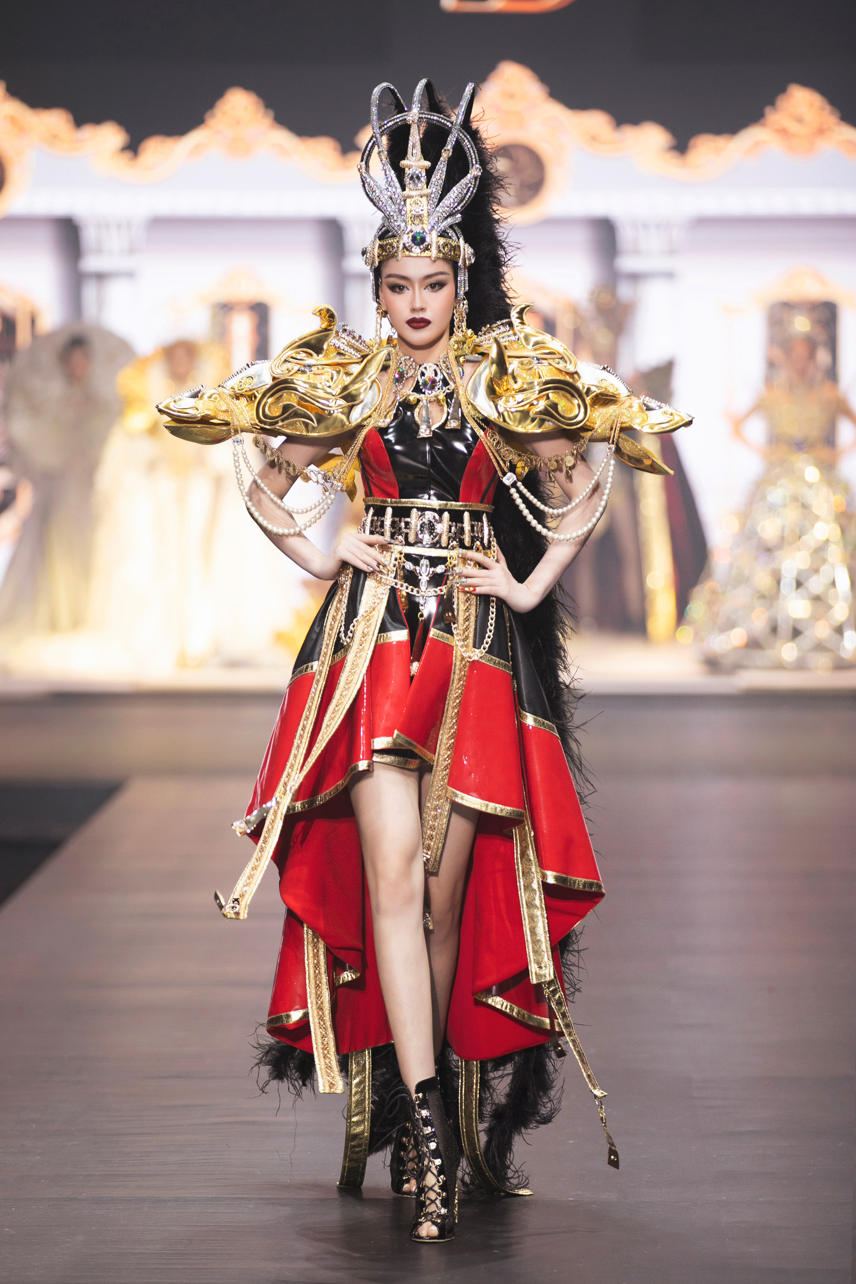 Dàn Hoa, Á hậu trình diễn trong show của nhà thiết kế Lê Long Dũng  - Ảnh 11.