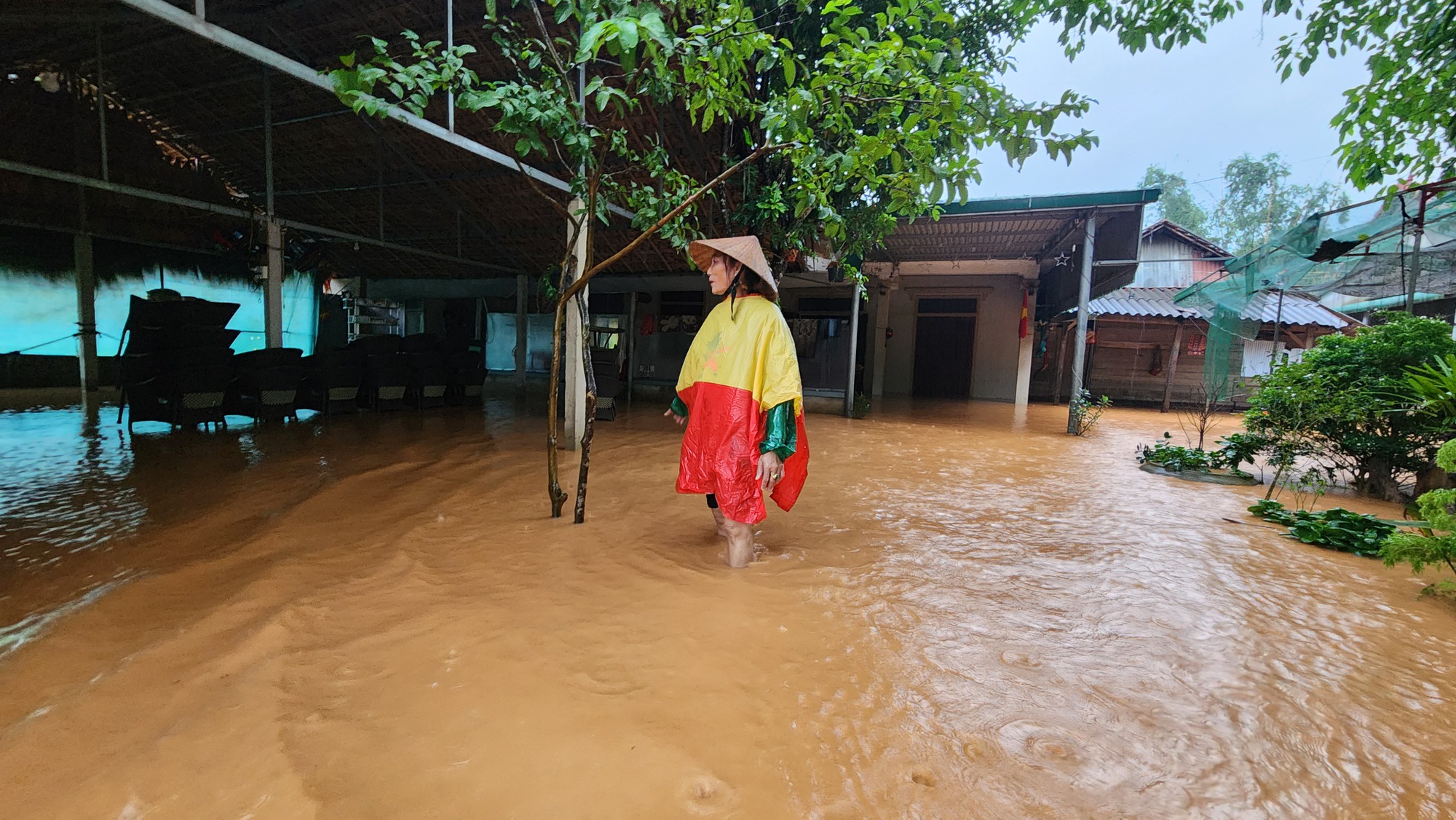 Hà Tĩnh: Quốc lộ 15 A biến 'thành sông' do mưa lớn, nhiều nhà dân ngập sâu - Ảnh 8.