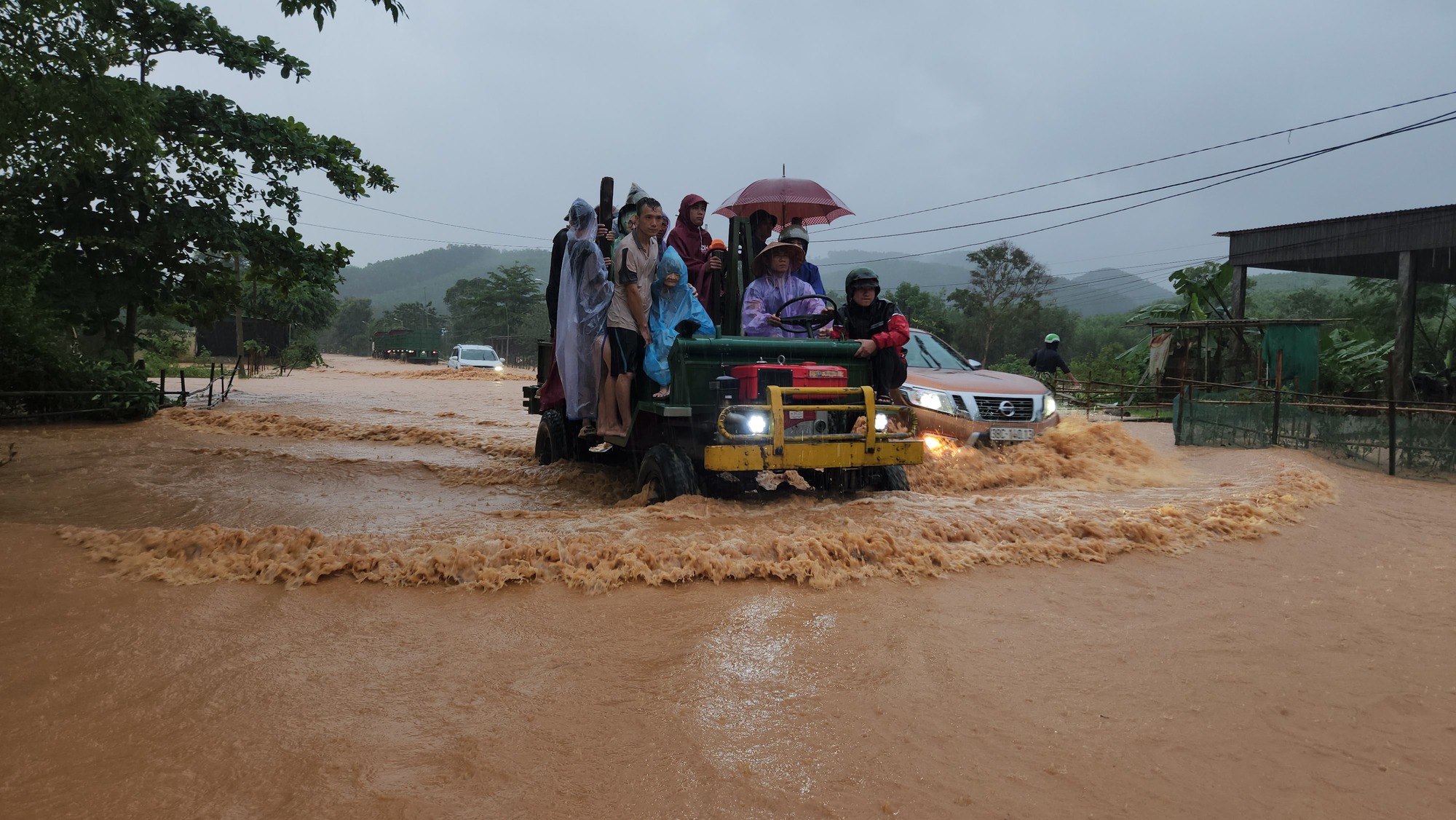 Hà Tĩnh: Quốc lộ 15 A biến 'thành sông' do mưa lớn, nhiều nhà dân ngập sâu - Ảnh 7.
