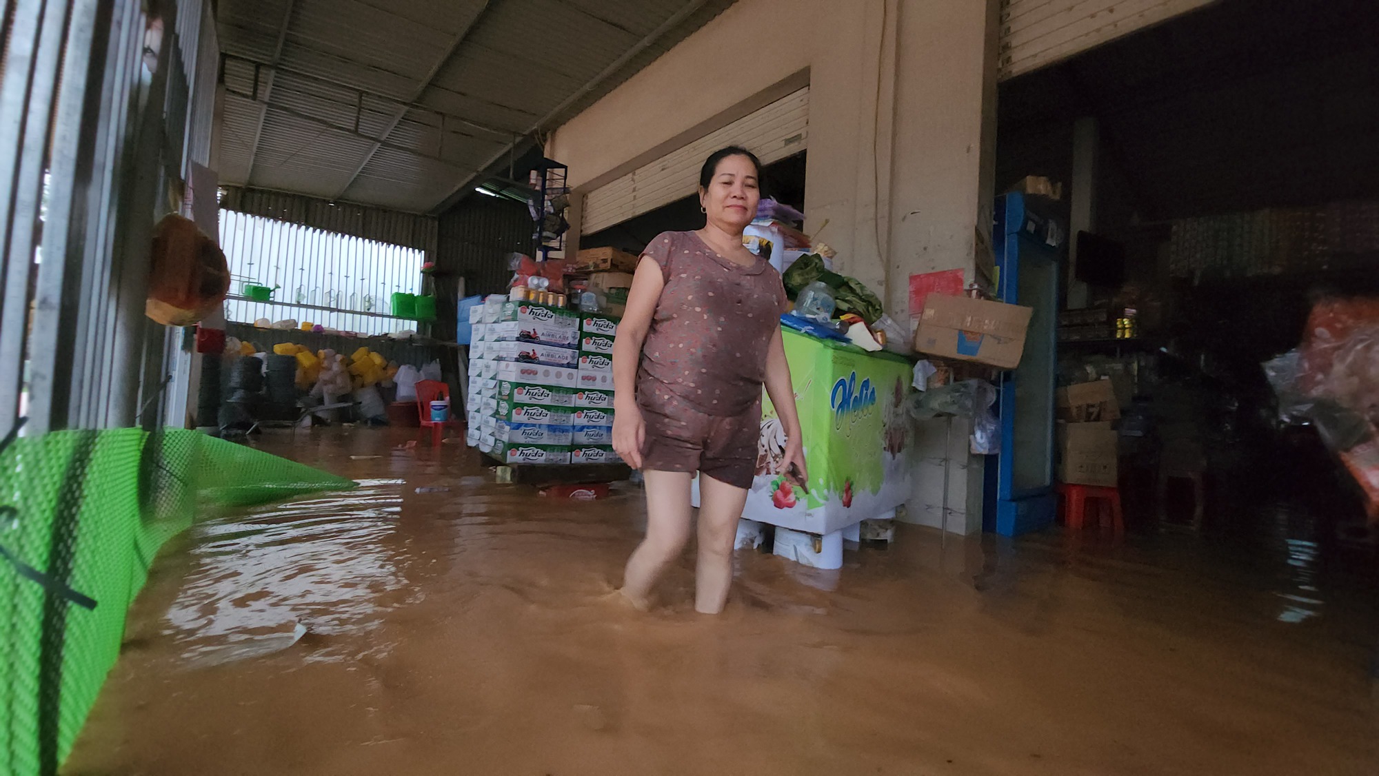 Hà Tĩnh: Quốc lộ 15 A biến 'thành sông' do mưa lớn, nhiều nhà dân ngập sâu - Ảnh 10.