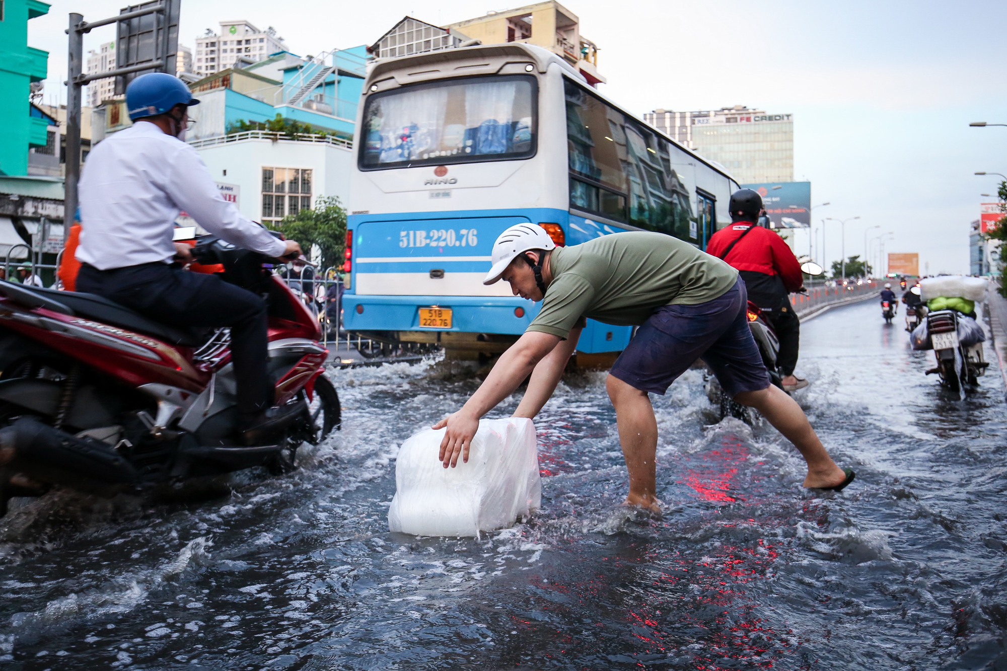 Triều cường đạt đỉnh: Trung tâm TP.HCM bị ngập nước, ùn tắc vào giờ tan tầm    - Ảnh 5.