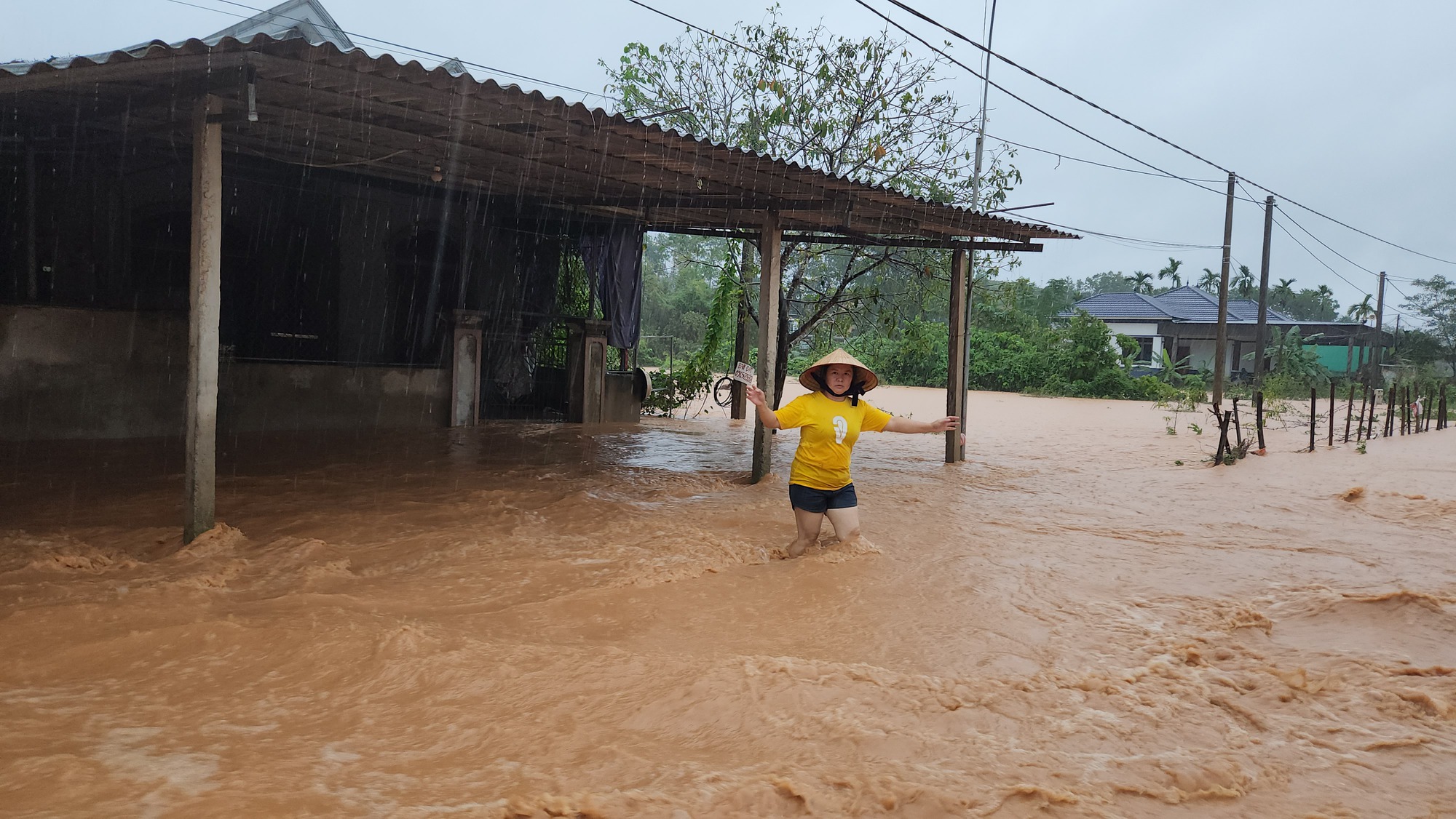 Hà Tĩnh: Quốc lộ 15 A biến 'thành sông' do mưa lớn, nhiều nhà dân ngập sâu - Ảnh 9.