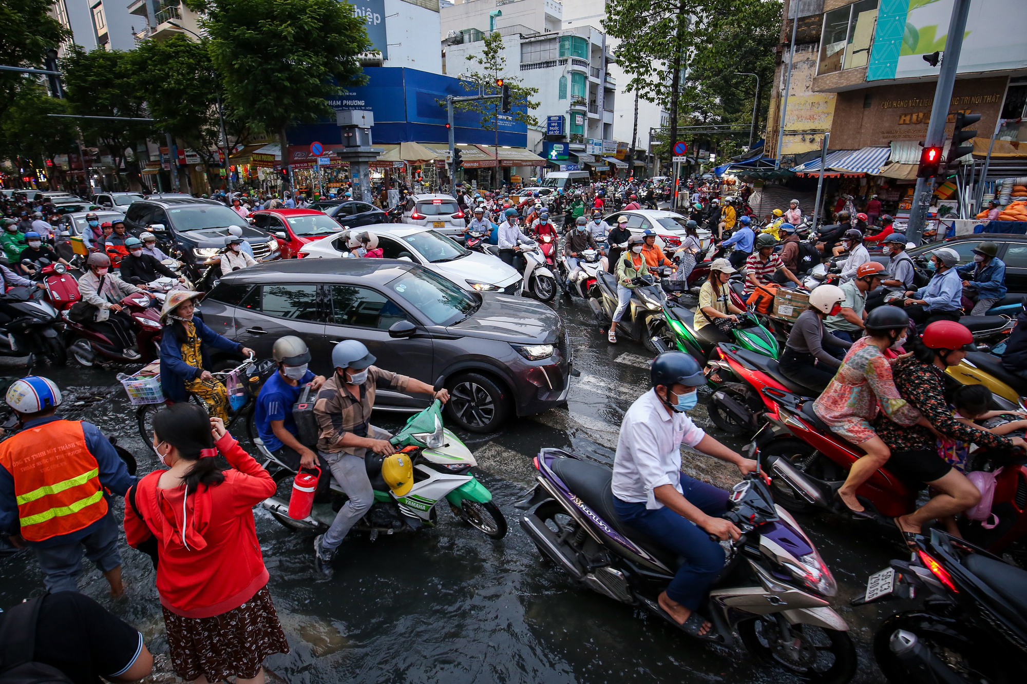 Triều cường đạt đỉnh: Trung tâm TP.HCM bị ngập nước, ùn tắc vào giờ tan tầm    - Ảnh 6.