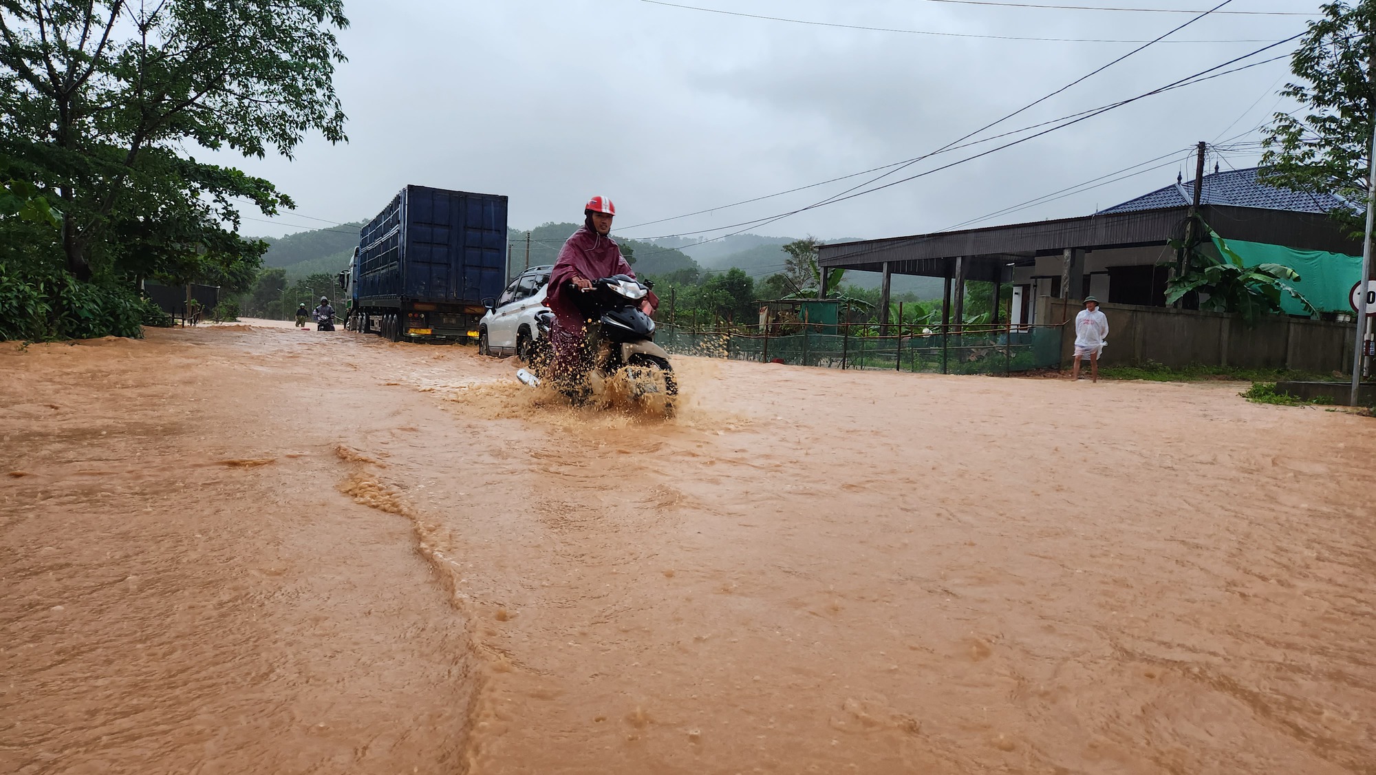 Hà Tĩnh: Quốc lộ 15 A biến 'thành sông' do mưa lớn, nhiều nhà dân ngập sâu - Ảnh 2.
