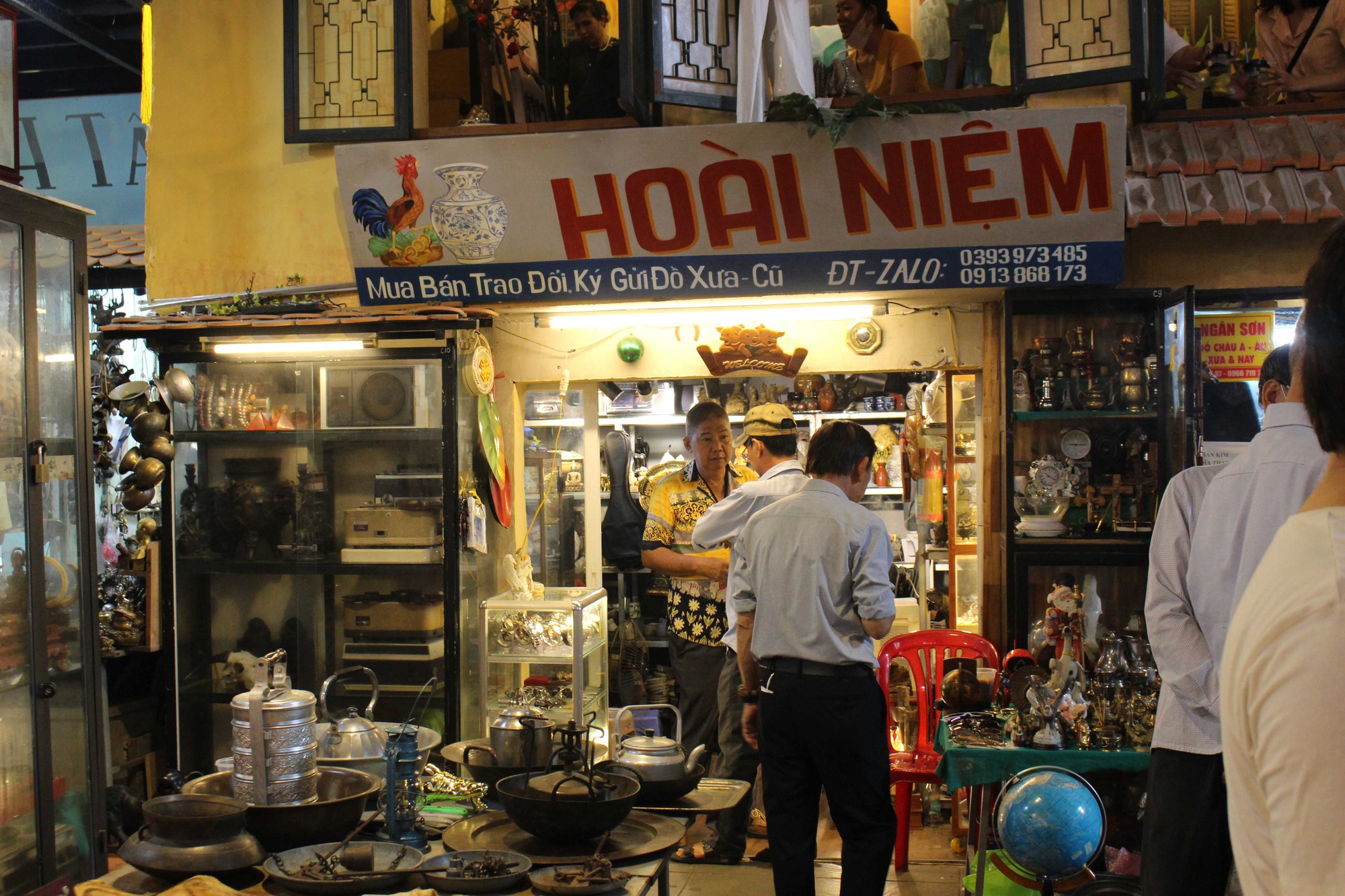 Phố "ve chai" độc đáo ở TP.HCM: Tấp nập khách tham quan tìm về ký ức xưa - Ảnh 4. Phố "ve chai" độc đáo ở TP.HCM: Tấp nập khách tham quan tìm về ký ức xưa - Ảnh 4.