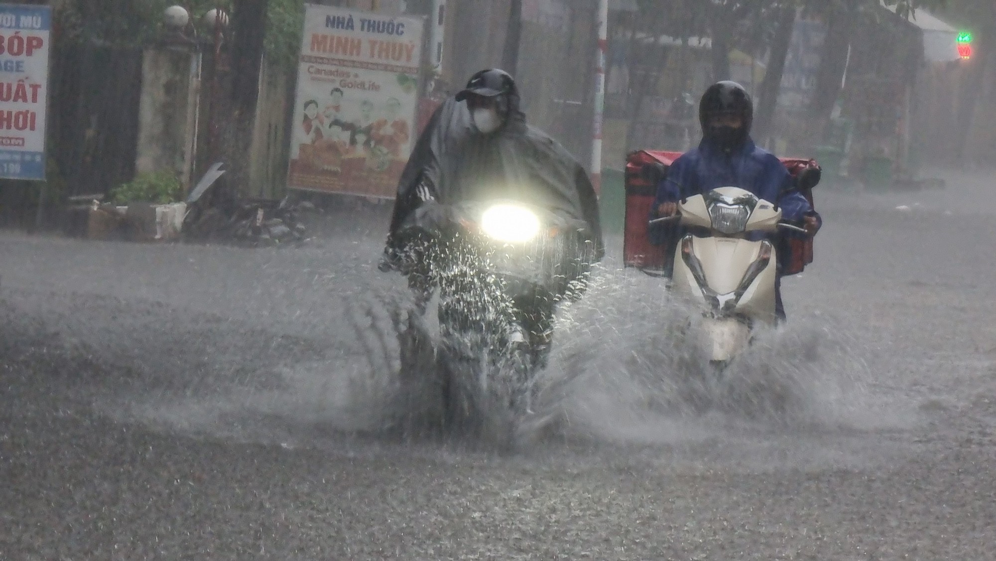 Quảng Bình: Lụt bất ngờ, phụ huynh nháo nhào đến trường, cõng con lội nước ra về - Ảnh 1.