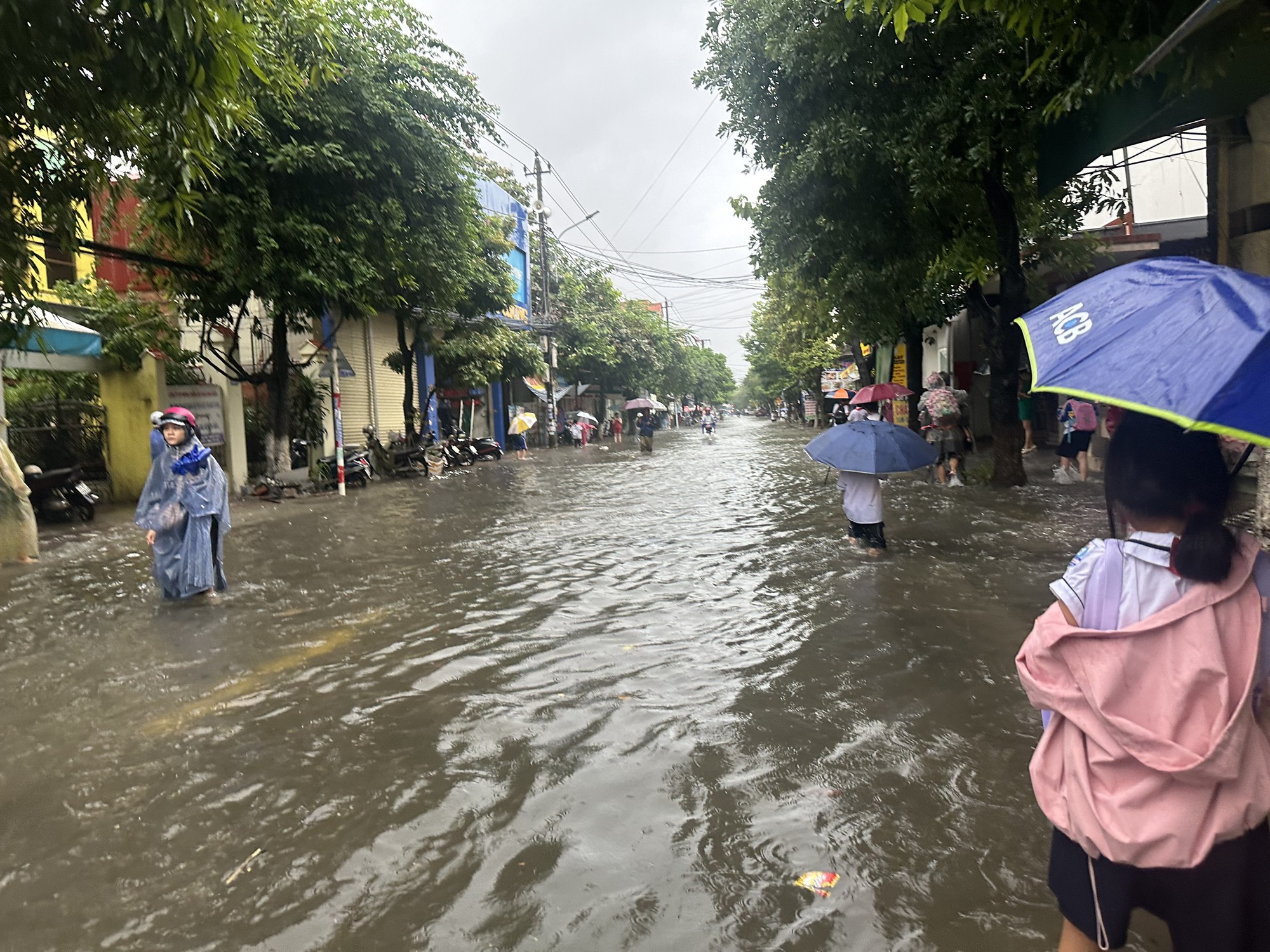 Quảng Bình: Lụt bất ngờ, phụ huynh nháo nhào đến trường, cõng con lội nước ra về - Ảnh 7.