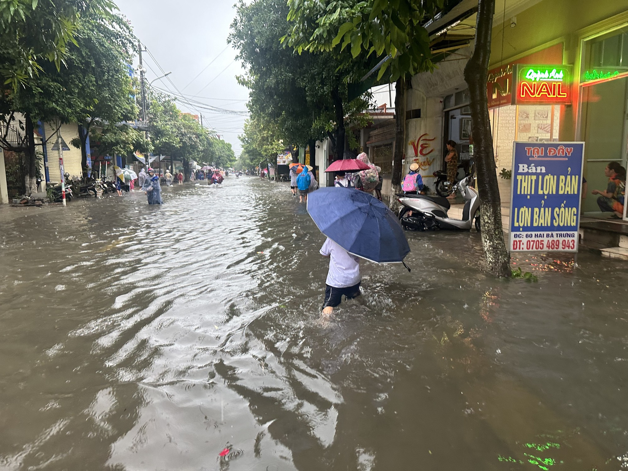 Quảng Bình: Lụt bất ngờ, phụ huynh nháo nhào đến trường, cõng con lội nước ra về - Ảnh 5.