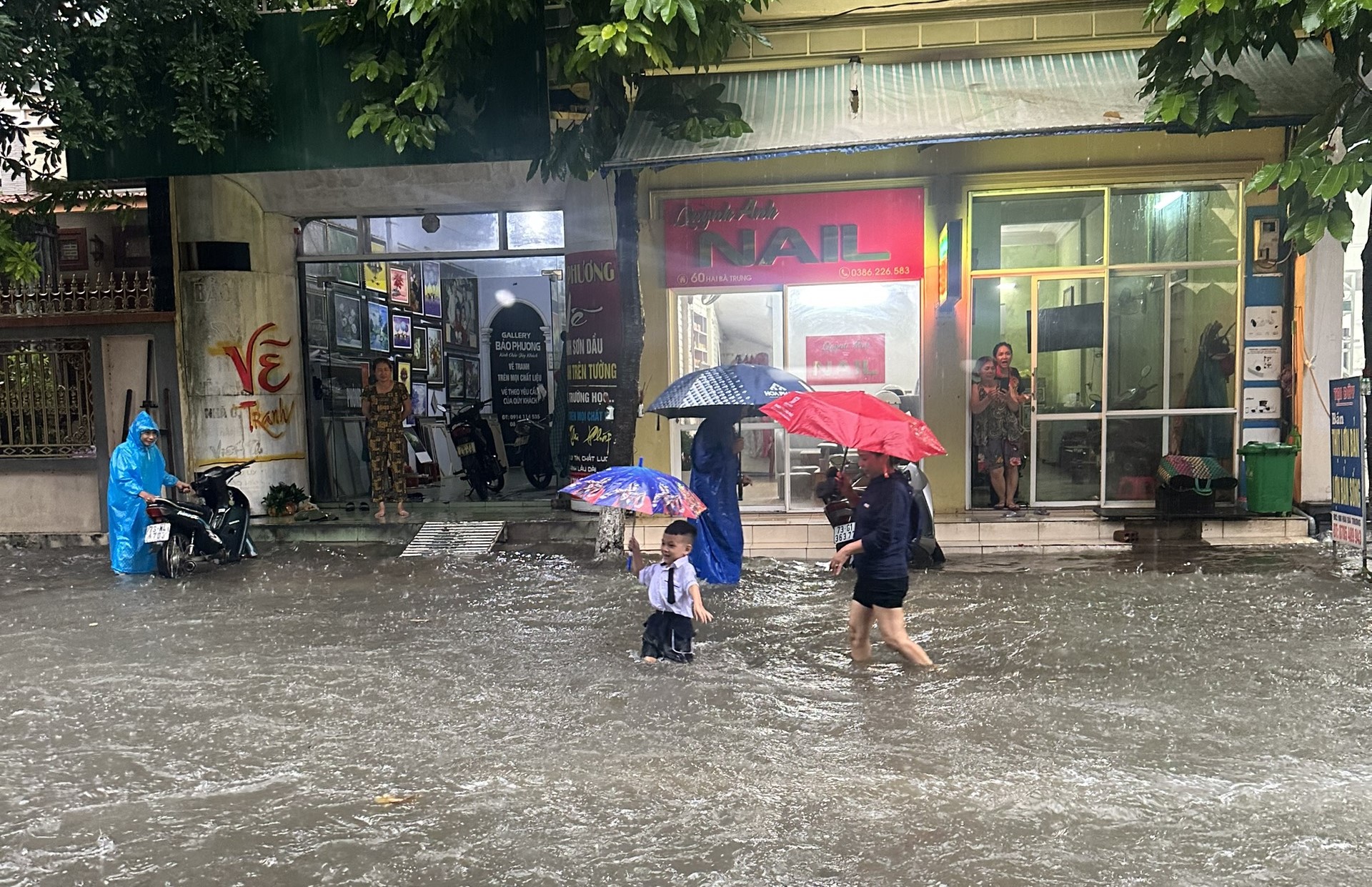 Quảng Bình: Lụt bất ngờ, phụ huynh nháo nhào đến trường, cõng con lội nước ra về - Ảnh 6.