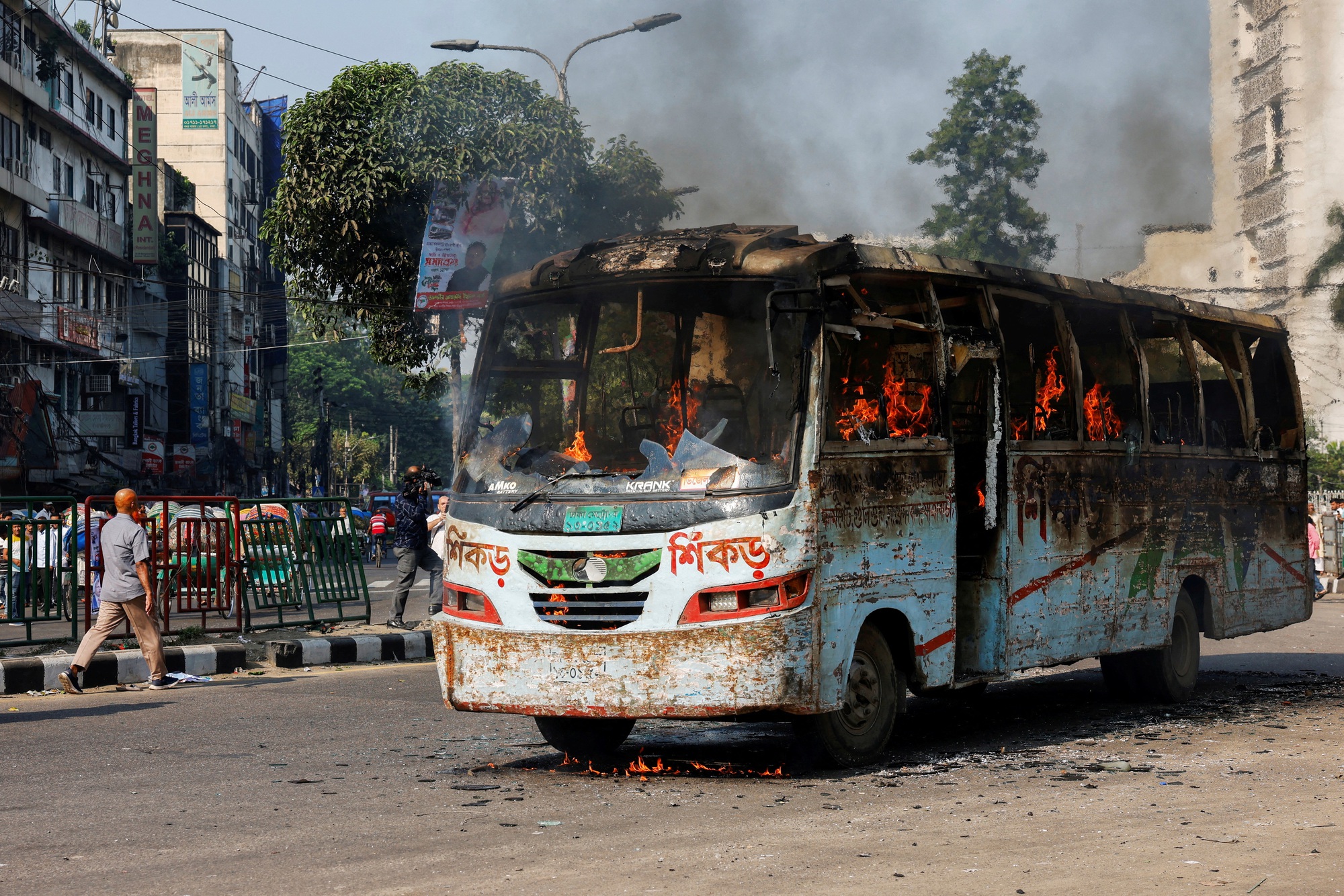 Phe đối lập Bangladesh phong tỏa giao thông giữa nguy cơ bạo lực leo thang - Ảnh 1.