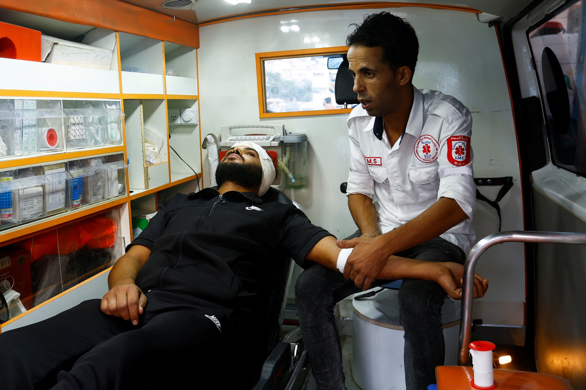 Bệnh viện Gaza oằn mình trước các cuộc oanh tạc dữ dội của Israel - Ảnh 1. Bệnh viện Gaza oằn mình trước các cuộc oanh tạc dữ dội của Israel - Ảnh 1.