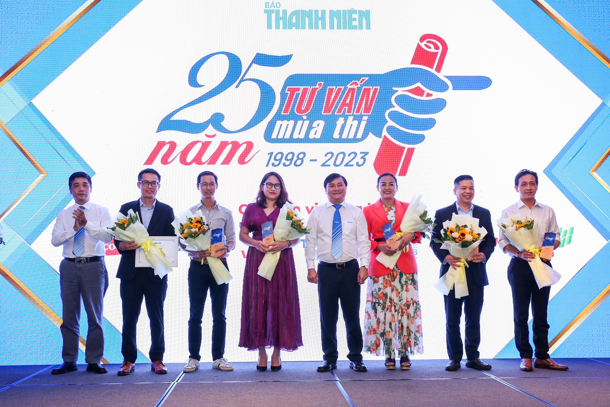 25 năm 'Tư vấn mùa thi' của Báo Thanh Niên: Đầu tiên và lan tỏa - Ảnh 1.