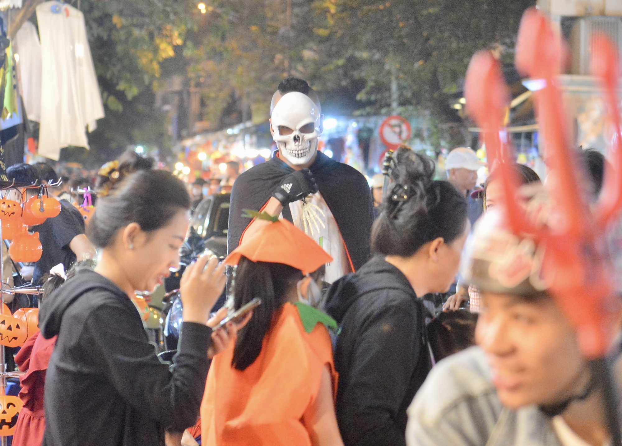 Hàng nghìn người đổ ra đường, phố Hàng Mã ùn tắc trong đêm Halloween - Ảnh 3.