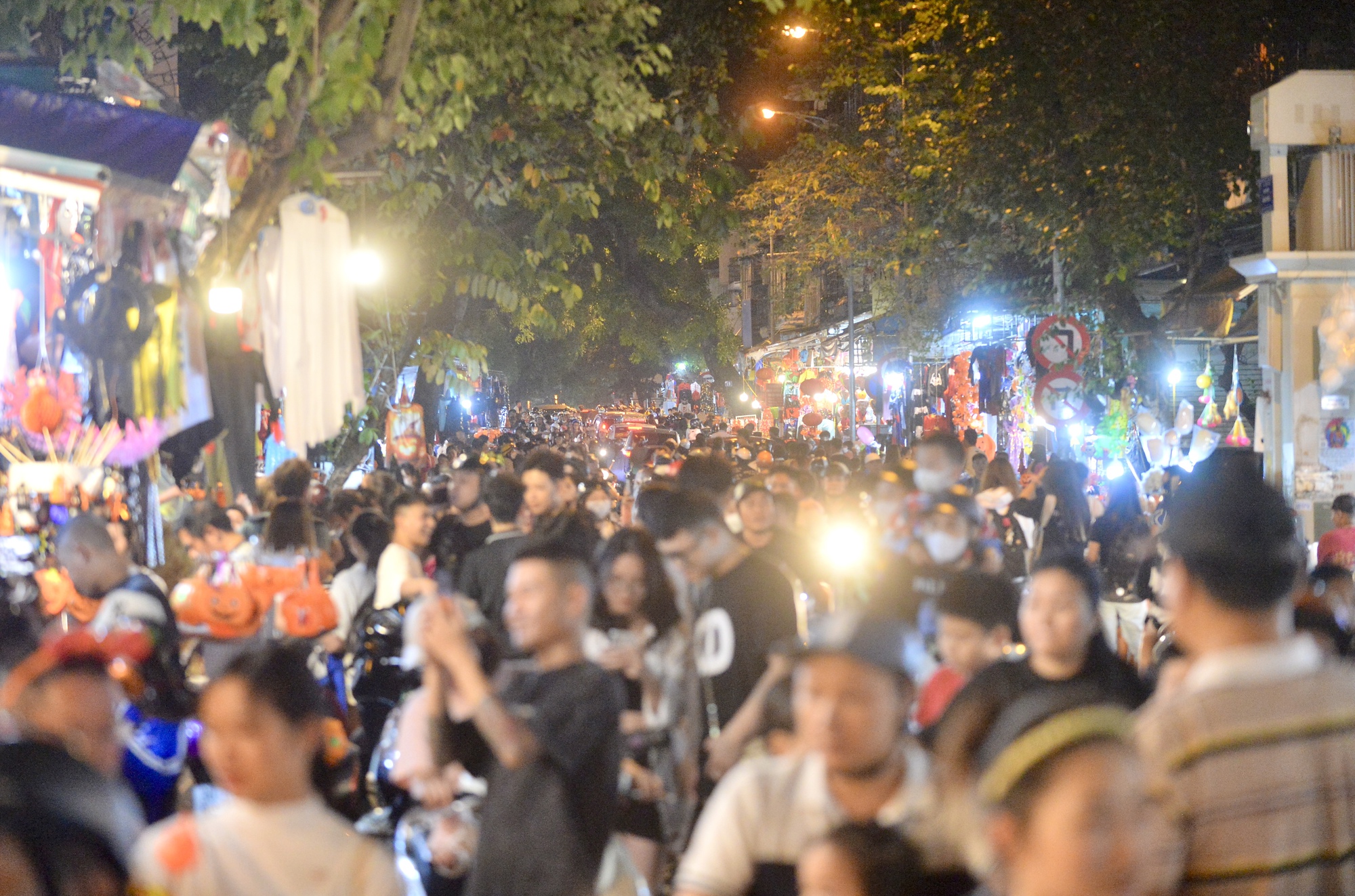 Hàng nghìn người đổ ra đường, phố Hàng Mã ùn tắc trong đêm Halloween - Ảnh 1.