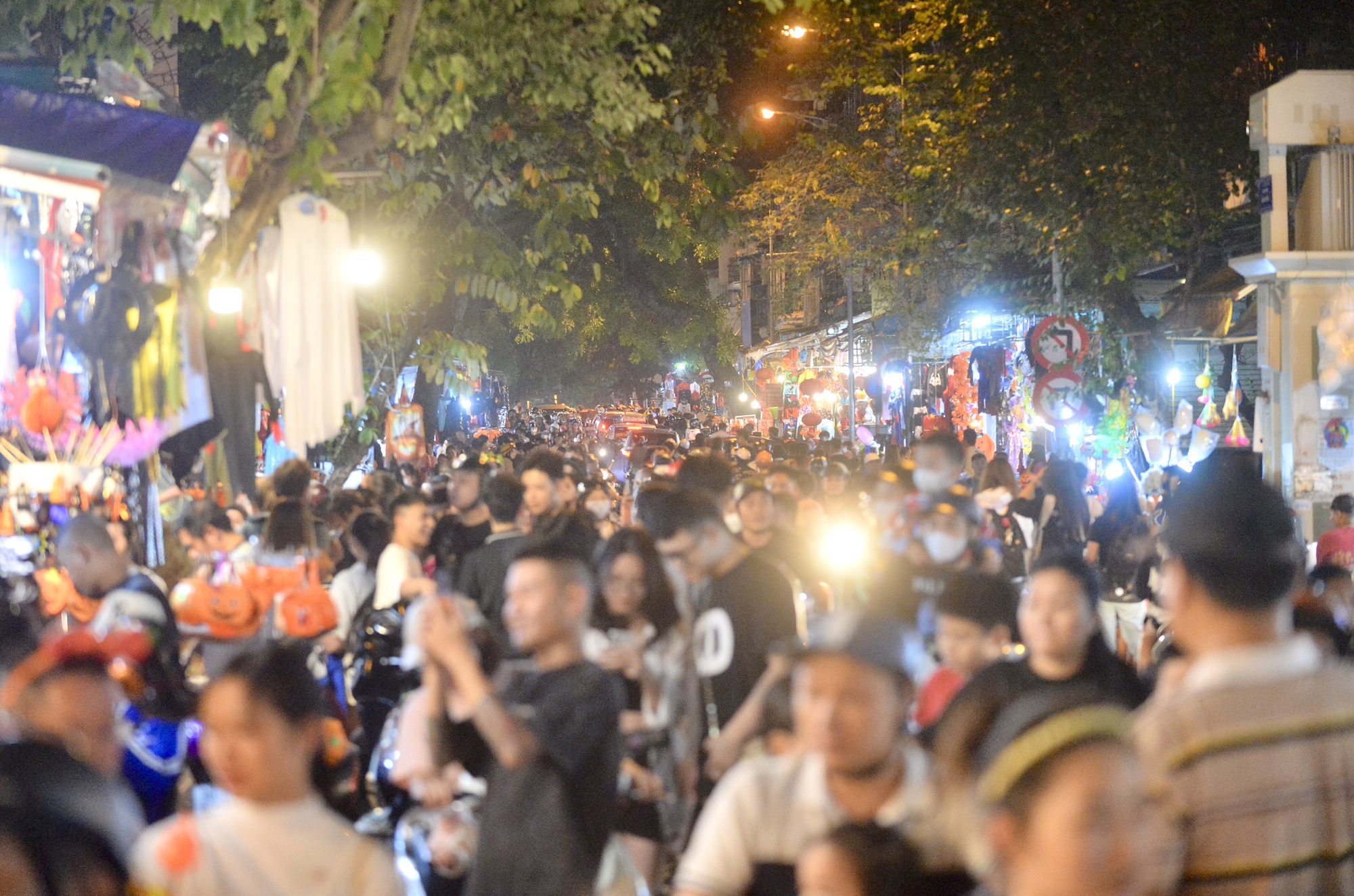 Hàng nghìn người đổ ra đường, phố Hàng Mã ùn tắc trong đêm Halloween - Ảnh 1. Hàng nghìn người đổ ra đường, phố Hàng Mã ùn tắc trong đêm Halloween - Ảnh 1.