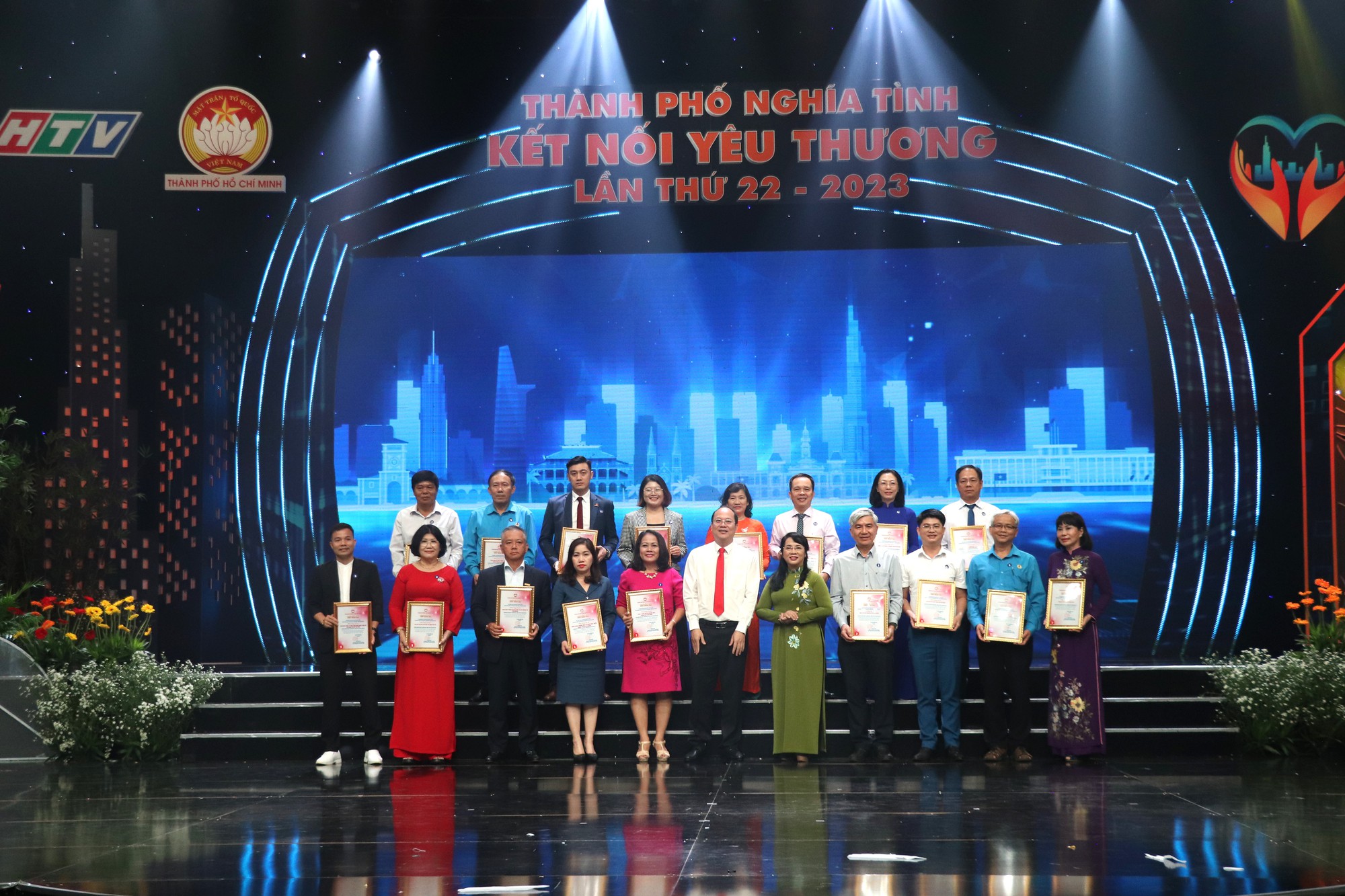 HDBank kết vòng tay lan tỏa hành trình 'Thành phố nghĩa tình - Kết nối yêu thương' - Ảnh 1. HDBank kết vòng tay lan tỏa hành trình 'Thành phố nghĩa tình - Kết nối yêu thương' - Ảnh 1.