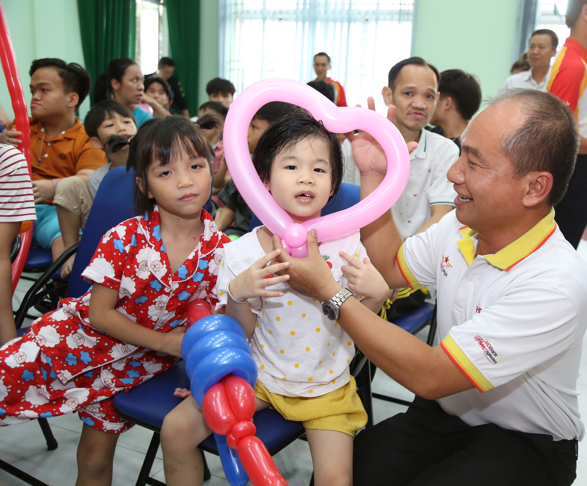 HDBank kết vòng tay lan tỏa hành trình 'Thành phố nghĩa tình - Kết nối yêu thương' - Ảnh 2. HDBank kết vòng tay lan tỏa hành trình 'Thành phố nghĩa tình - Kết nối yêu thương' - Ảnh 2.