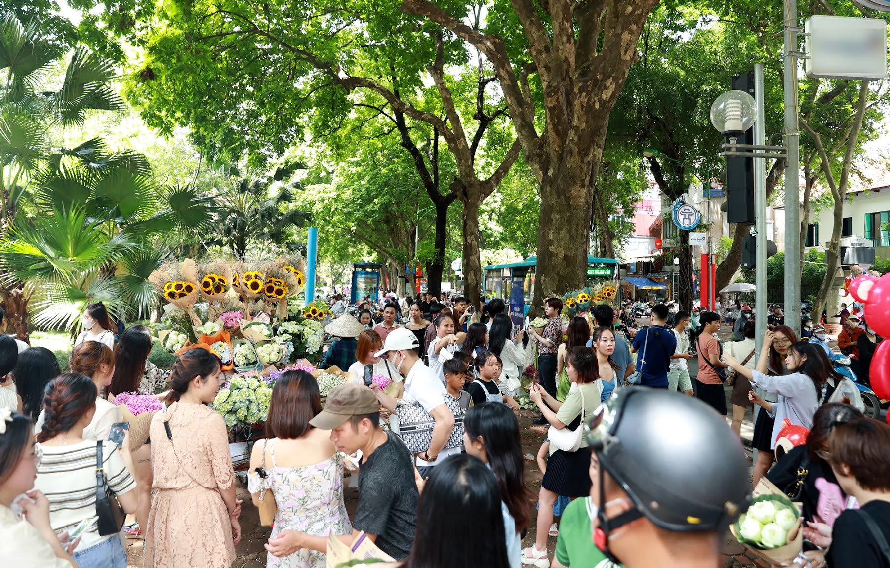 Con đường 'một mét vuông 10 người sống ảo' ở Hà Nội lên báo Nhật - Ảnh 1.