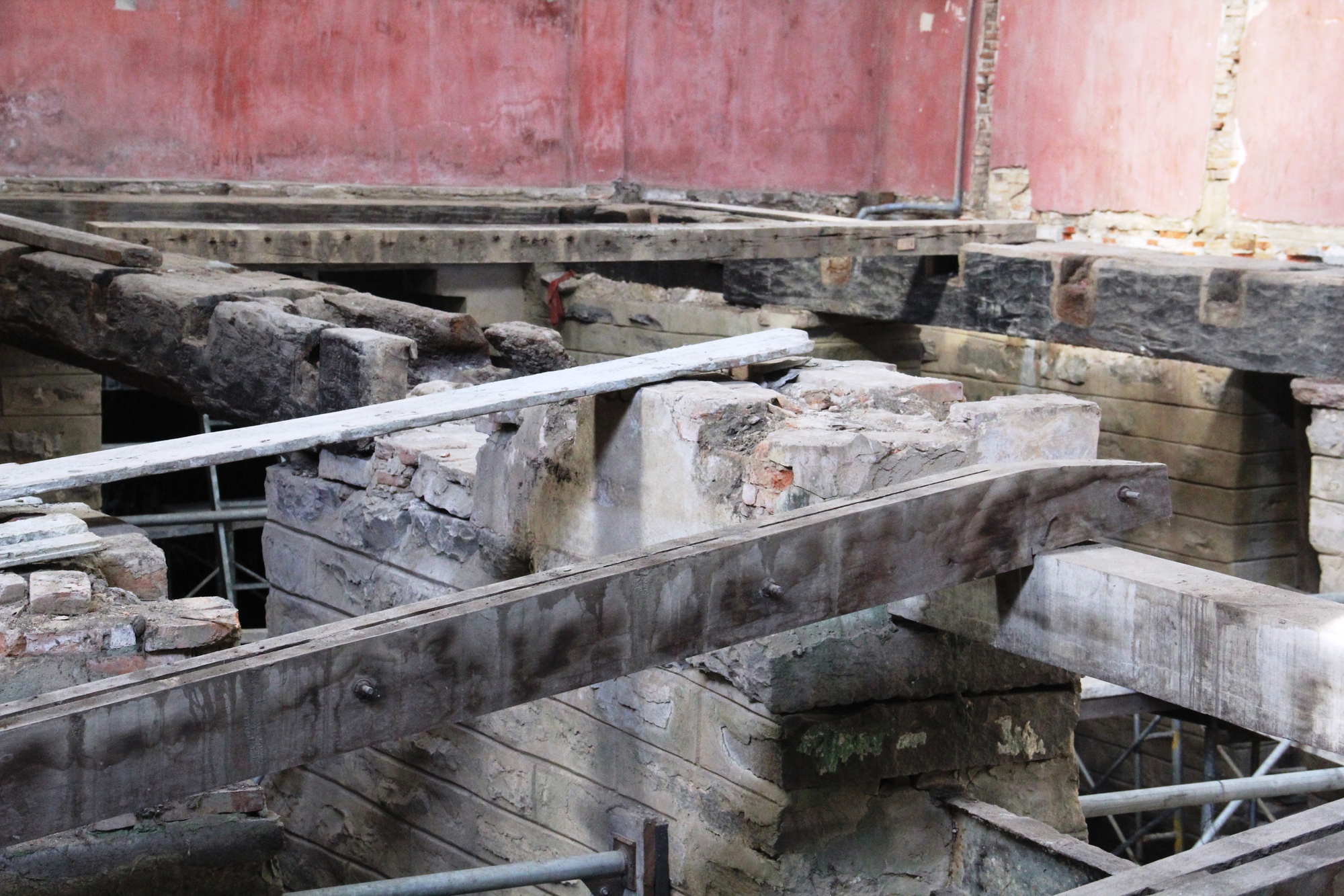 Phát hiện nhiều dấu vết quan trọng trong quá trình trùng tu di sản chùa Cầu - Ảnh 10.