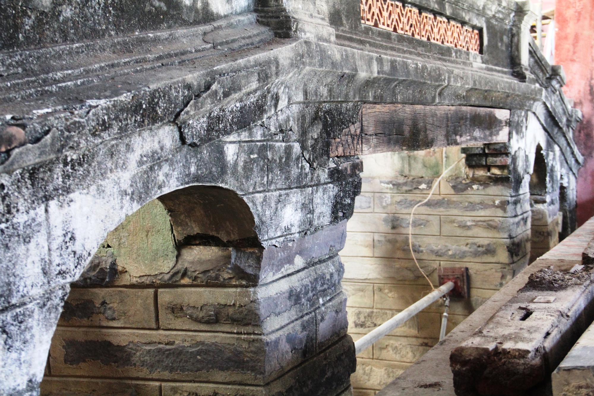 Phát hiện nhiều dấu vết quan trọng trong quá trình trùng tu di sản chùa Cầu - Ảnh 4.