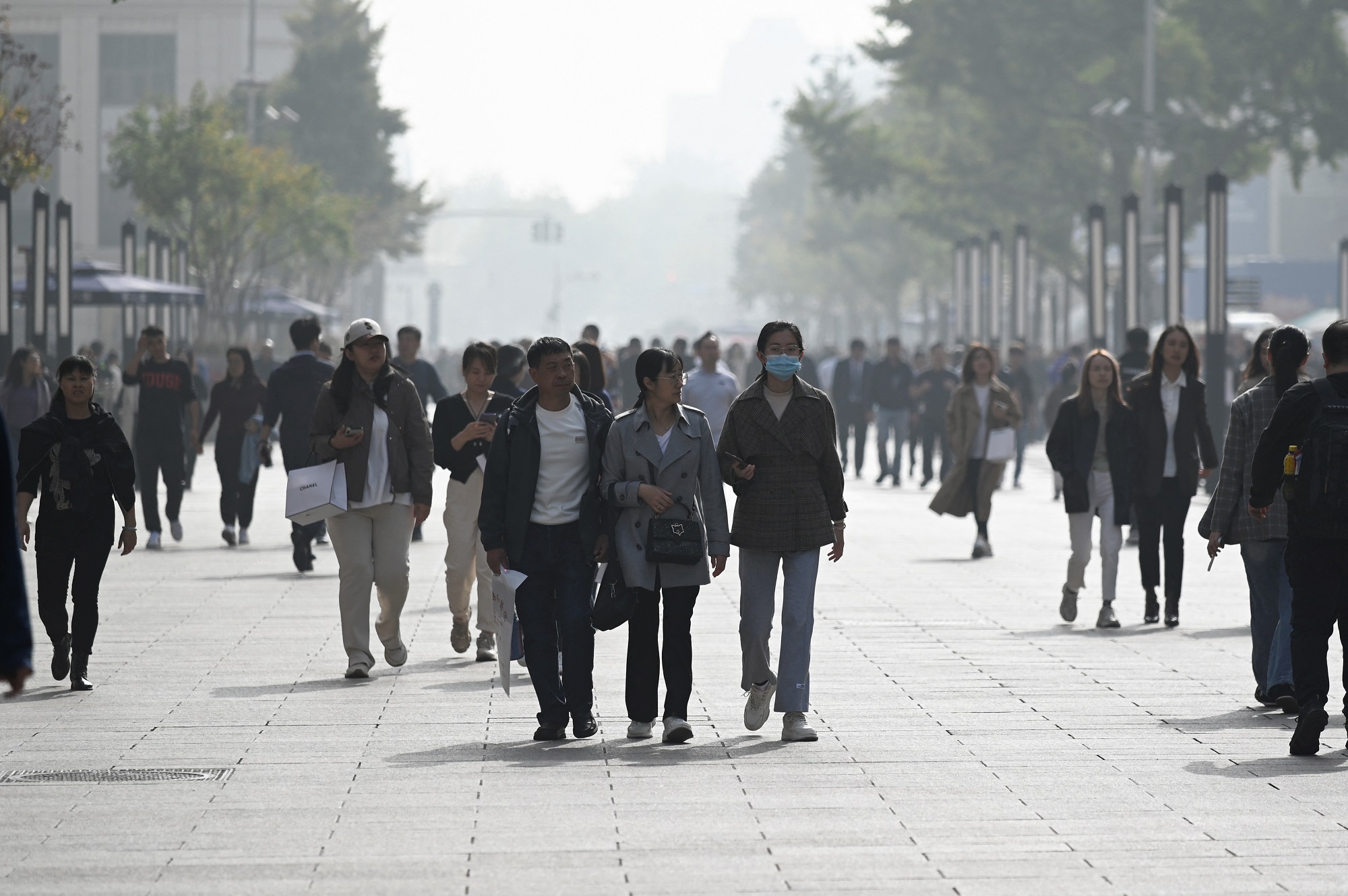 Hàng chục triệu người ở miền bắc Trung Quốc hứng ô nhiễm nghiêm trọng - Ảnh 1.