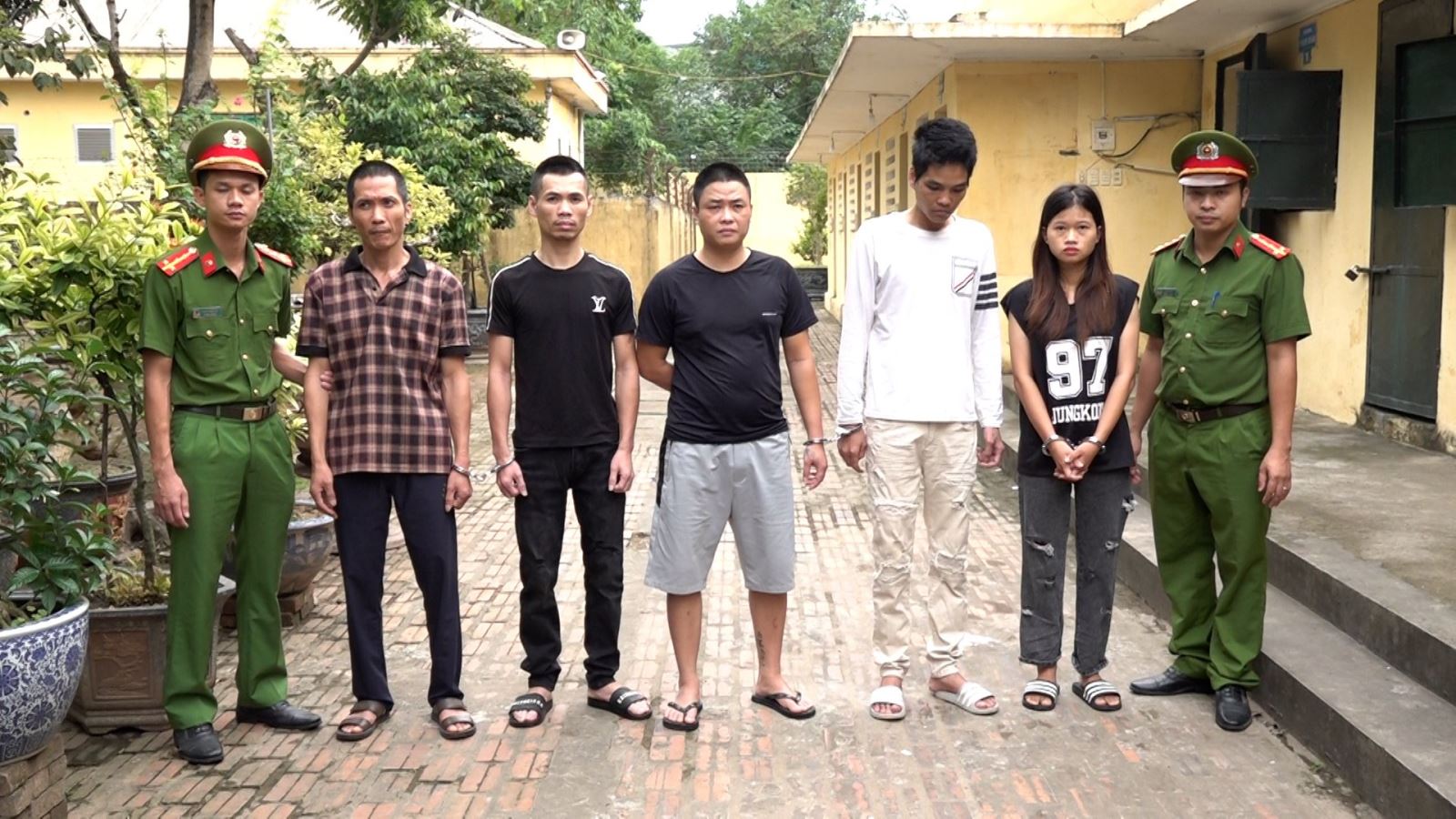 Đi đòi nợ, 5 thanh niên khống chế con nợ rồi tổ chức ‘tiệc’ ma túy - Ảnh 1. Đi đòi nợ, 5 thanh niên khống chế con nợ rồi tổ chức ‘tiệc’ ma túy - Ảnh 1.