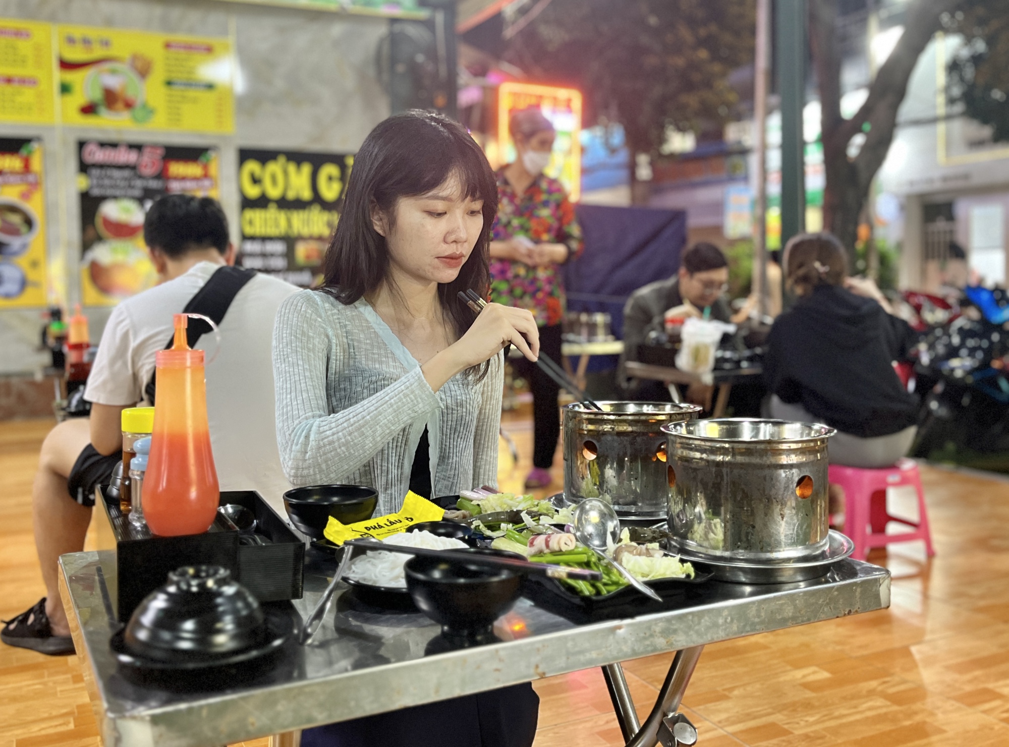 Thời tiết TP.HCM se lạnh về đêm, bạn trẻ rủ nhau đi ăn lẩu 'cô đơn' - Ảnh 1. Thời tiết TP.HCM se lạnh về đêm, bạn trẻ rủ nhau đi ăn lẩu 'cô đơn' - Ảnh 1.