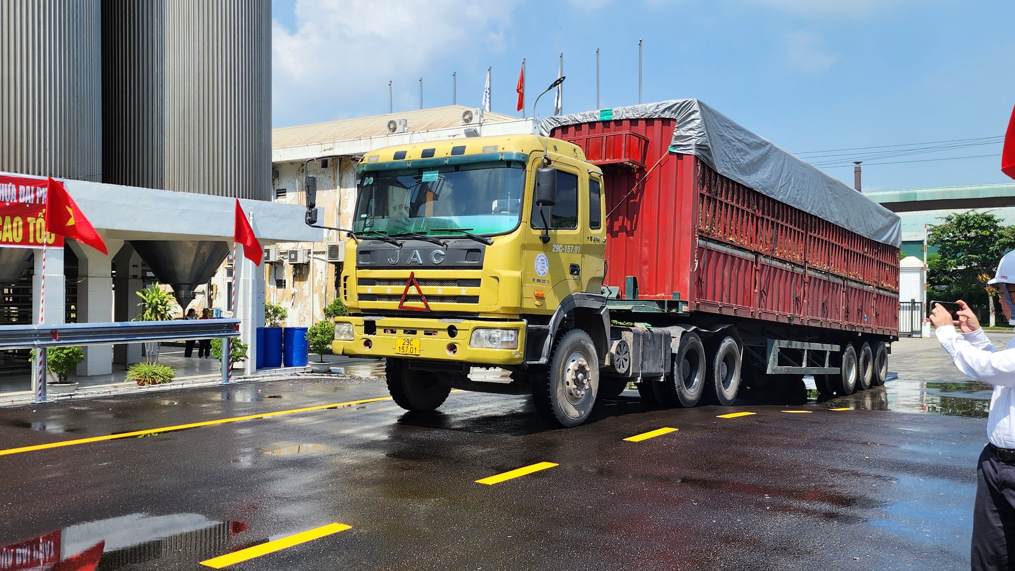 Đại gia Đường 'bia' muốn làm đường cao tốc vĩnh cửu, giá chưa đến 3 triệu/m2 đường - Ảnh 6. Đại gia Đường 'bia' muốn làm đường cao tốc vĩnh cửu, giá chưa đến 3 triệu/m2 đường - Ảnh 6.