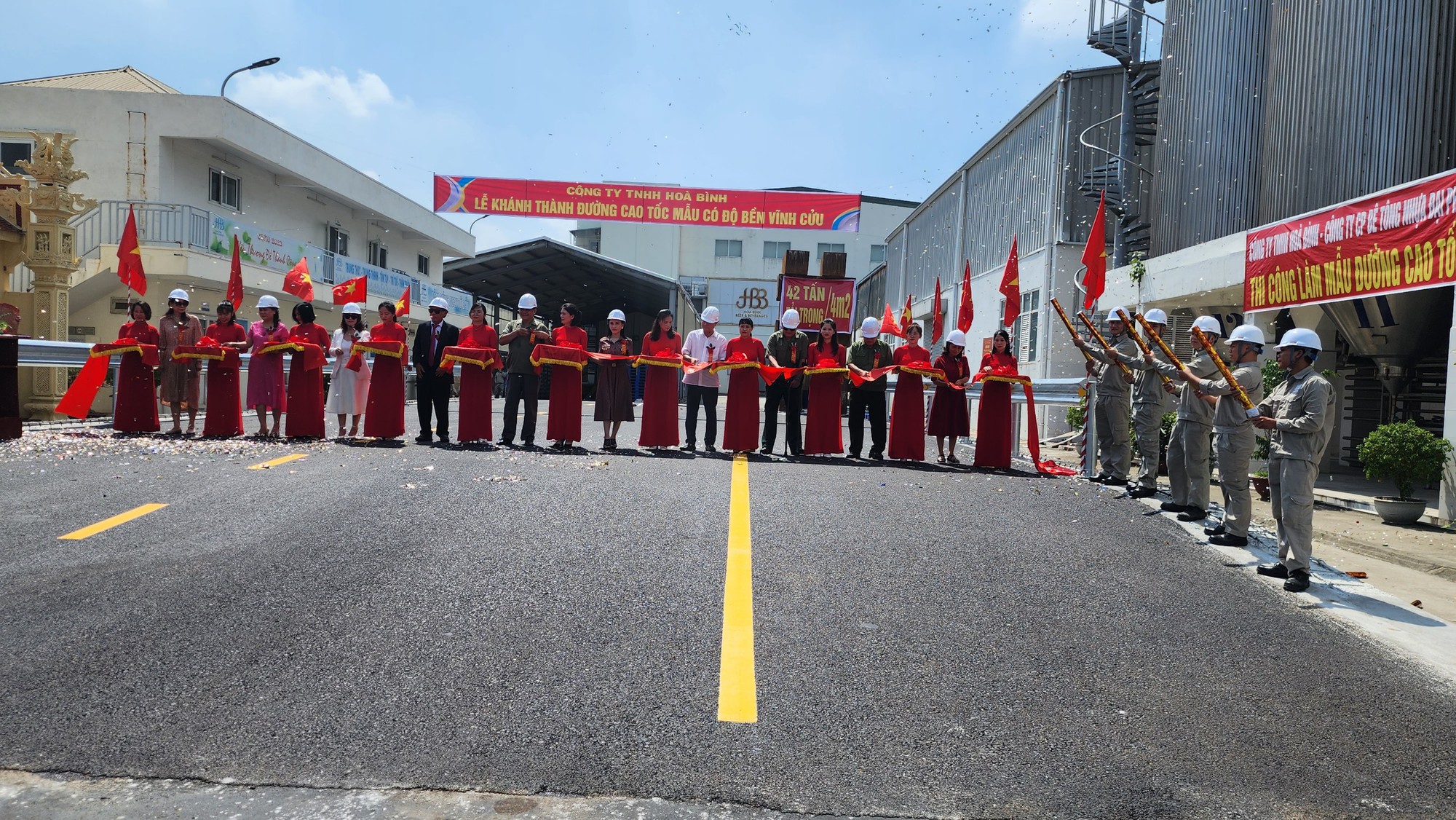 Đại gia Đường 'bia' muốn làm đường cao tốc vĩnh cửu, giá chưa đến 3 triệu/m2 đường - Ảnh 3. Đại gia Đường 'bia' muốn làm đường cao tốc vĩnh cửu, giá chưa đến 3 triệu/m2 đường - Ảnh 3.