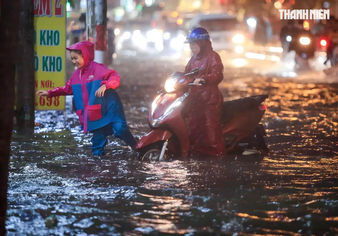 TP.HCM mưa to, đường thành 'sông': Người té xe khi về nhà, người vất vả mưu sinh - Ảnh 2.