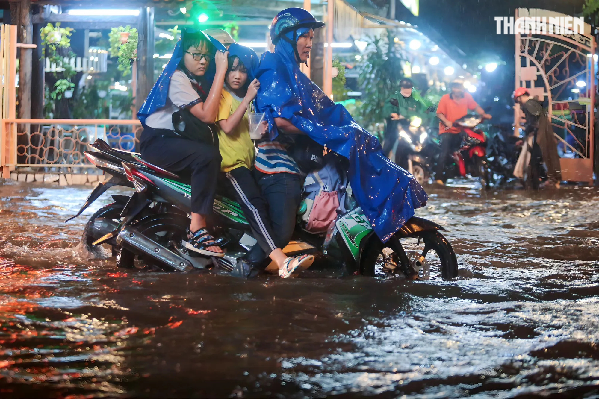TP.HCM mưa to, đường thành 'sông': Người té xe khi về nhà, người vất vả mưu sinh - Ảnh 4.