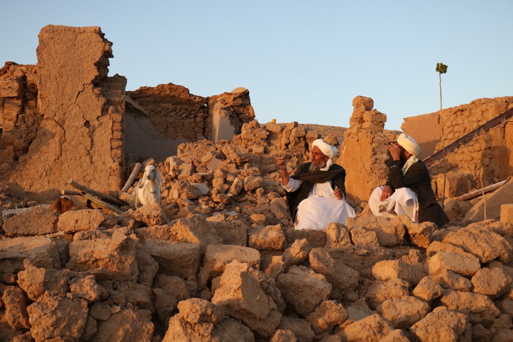 Dồn dập 7 trận động đất ở Afghanistan, hàng trăm người chết - Ảnh 2.