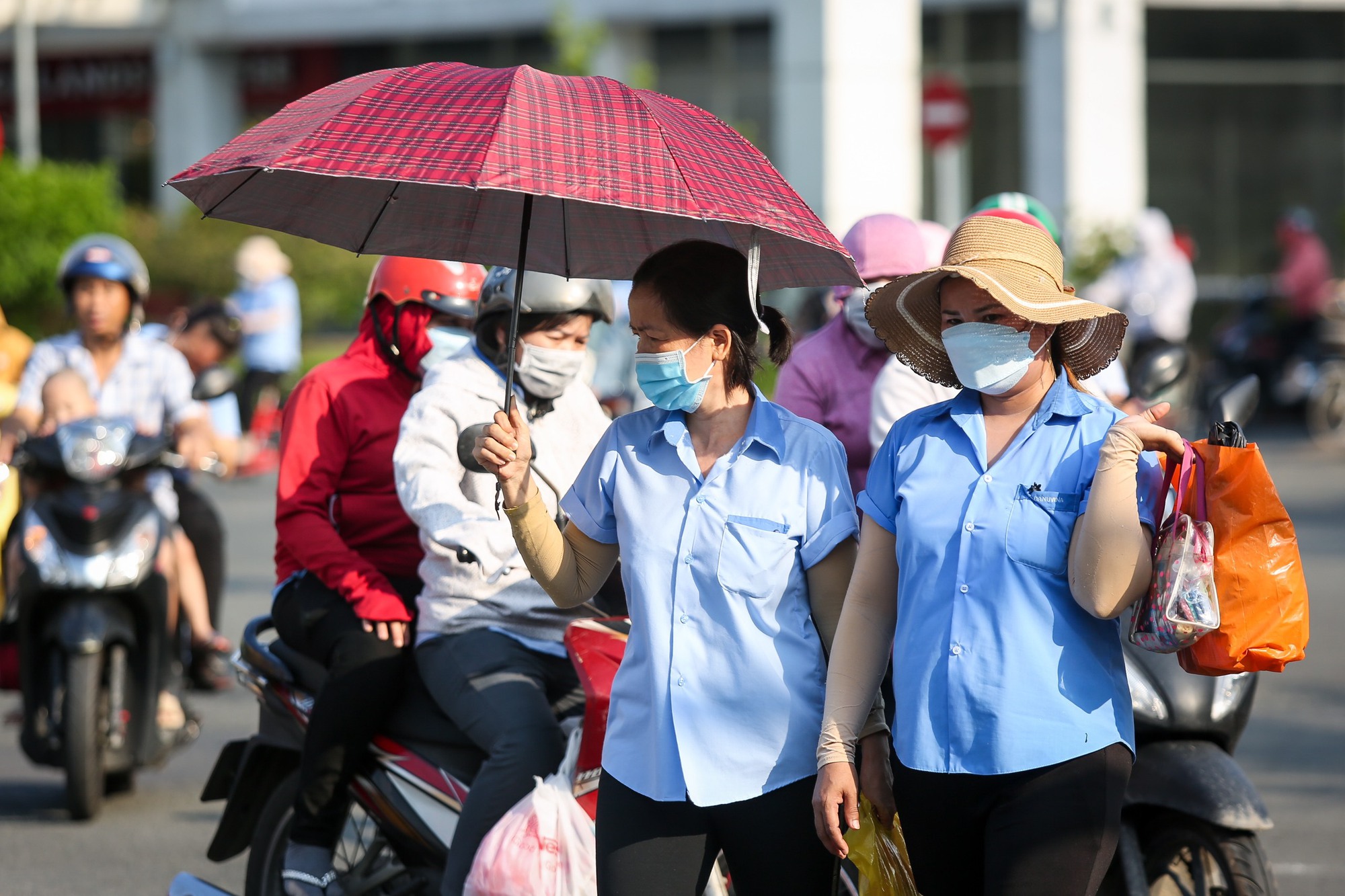 Công nhân chia sẻ cách tiết kiệm lấy cơm dư công ty về ăn gây 'bão' mạng - Ảnh 6.