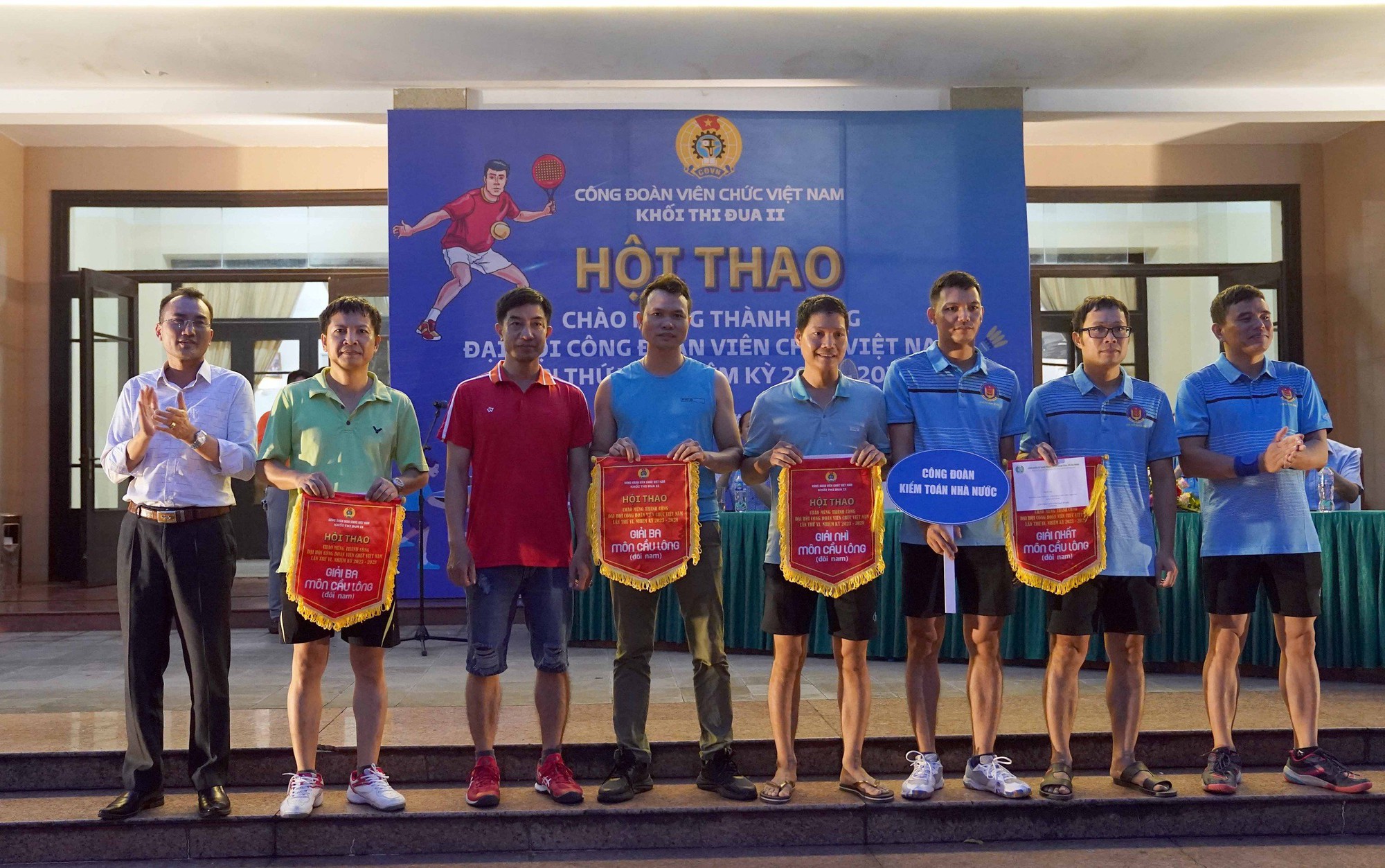 Công đoàn Cơ quan T.Ư Đoàn giành giải Nhất đôi nữ cầu lông - Ảnh 11. Công đoàn Cơ quan T.Ư Đoàn giành giải Nhất đôi nữ cầu lông - Ảnh 11.
