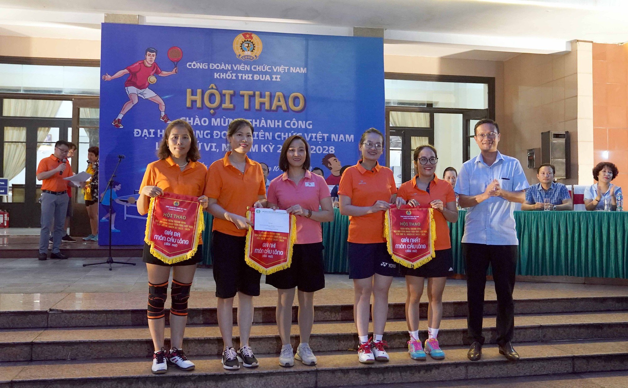 Công đoàn Cơ quan T.Ư Đoàn giành giải Nhất đôi nữ cầu lông - Ảnh 4. Công đoàn Cơ quan T.Ư Đoàn giành giải Nhất đôi nữ cầu lông - Ảnh 4.