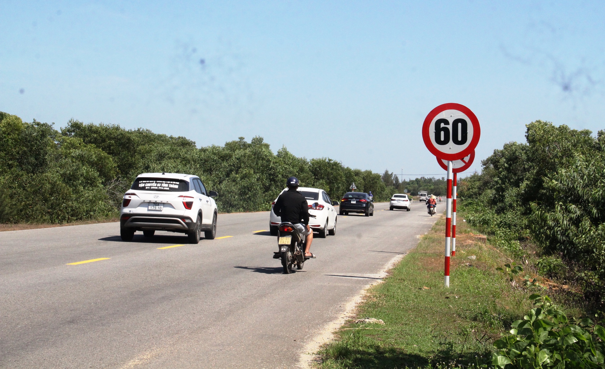 Vì sao gần 30 km trên tuyến đường 'cao tốc ven biển' chỉ cho phép 60 km/giờ? - Ảnh 2.